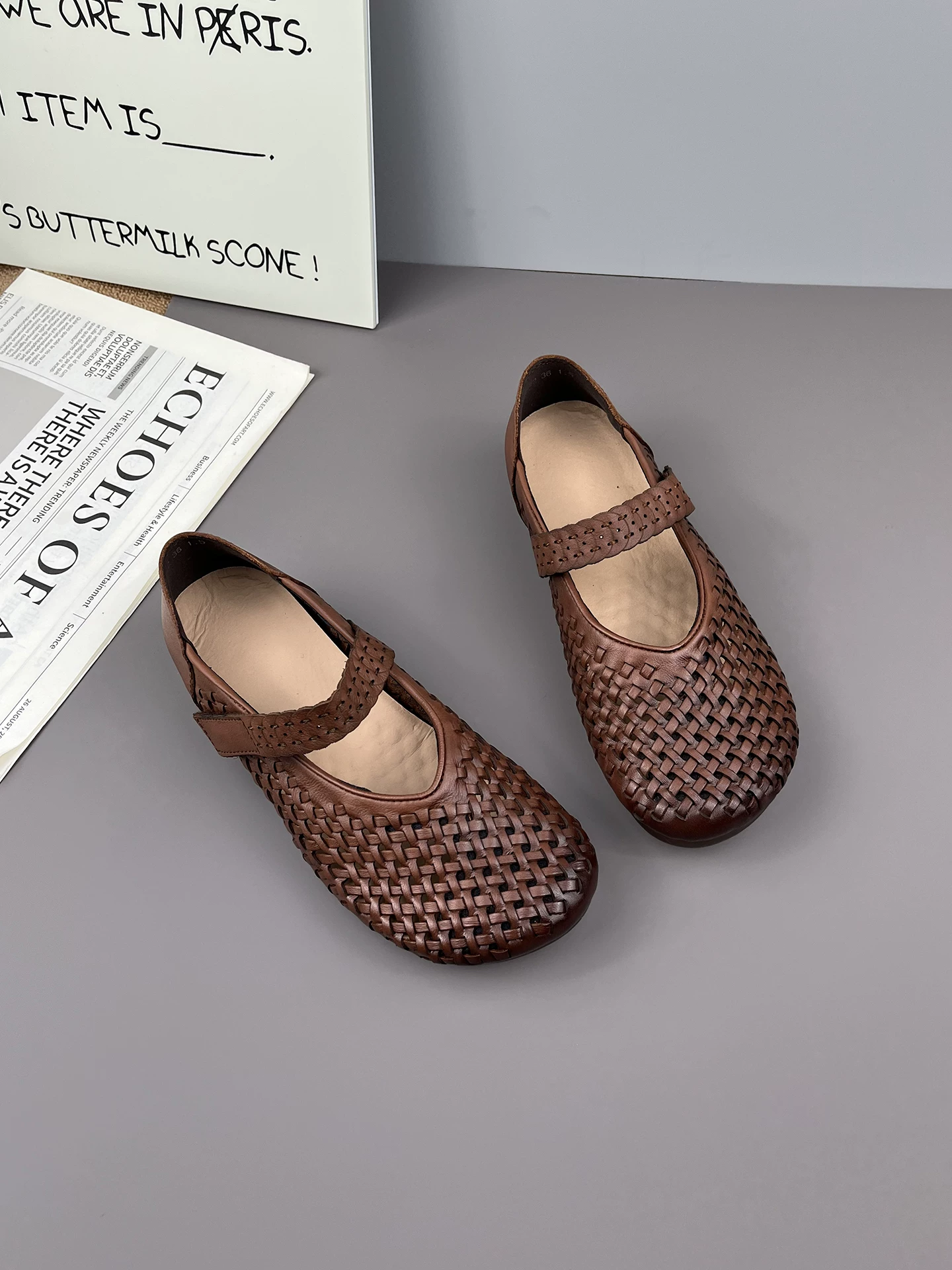Giày Mary Jane nữ da thật dệt kiểu retro, sandal bít mũi thoáng khí, kiểu mới hè 2026, giày đế mềm nữ.