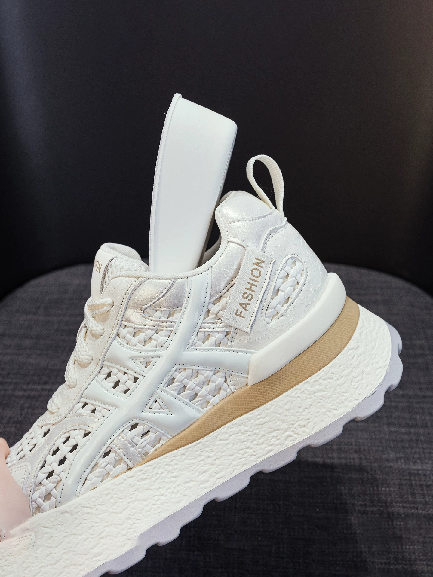 Giày thể thao nữ đế độn kiểu dad sneaker, chất liệu lưới dệt thoáng khí, mẫu mới hè 2026, đế dày, phong cách thể thao năng động.