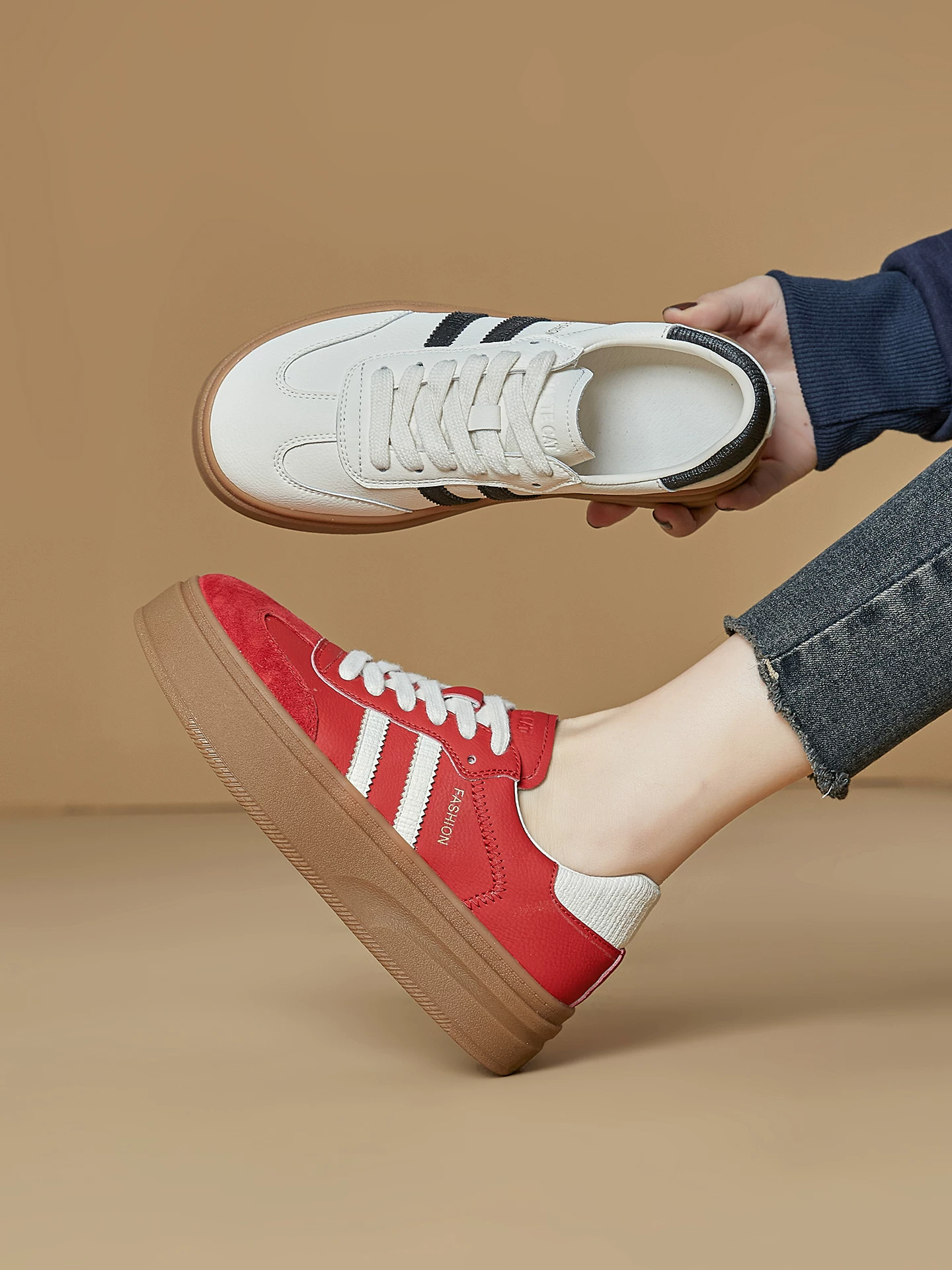 Giày tập luyện Đức màu đỏ dành cho nữ, giày thể thao đế dày tăng chiều cao phong cách retro, giày nữ mới mùa xuân 2026, giày thể thao trắng năng động.
