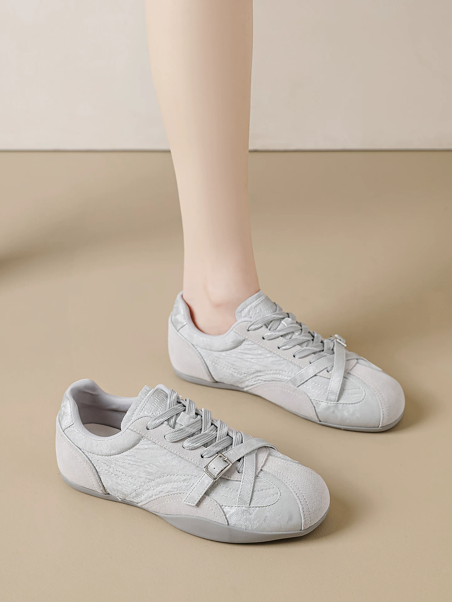 Giày tập luyện kiểu ballet đế mềm quai chéo dành cho nữ, mẫu mới mùa xuân 2026, giày thể thao màu trắng, giày thể thao đế bằng.