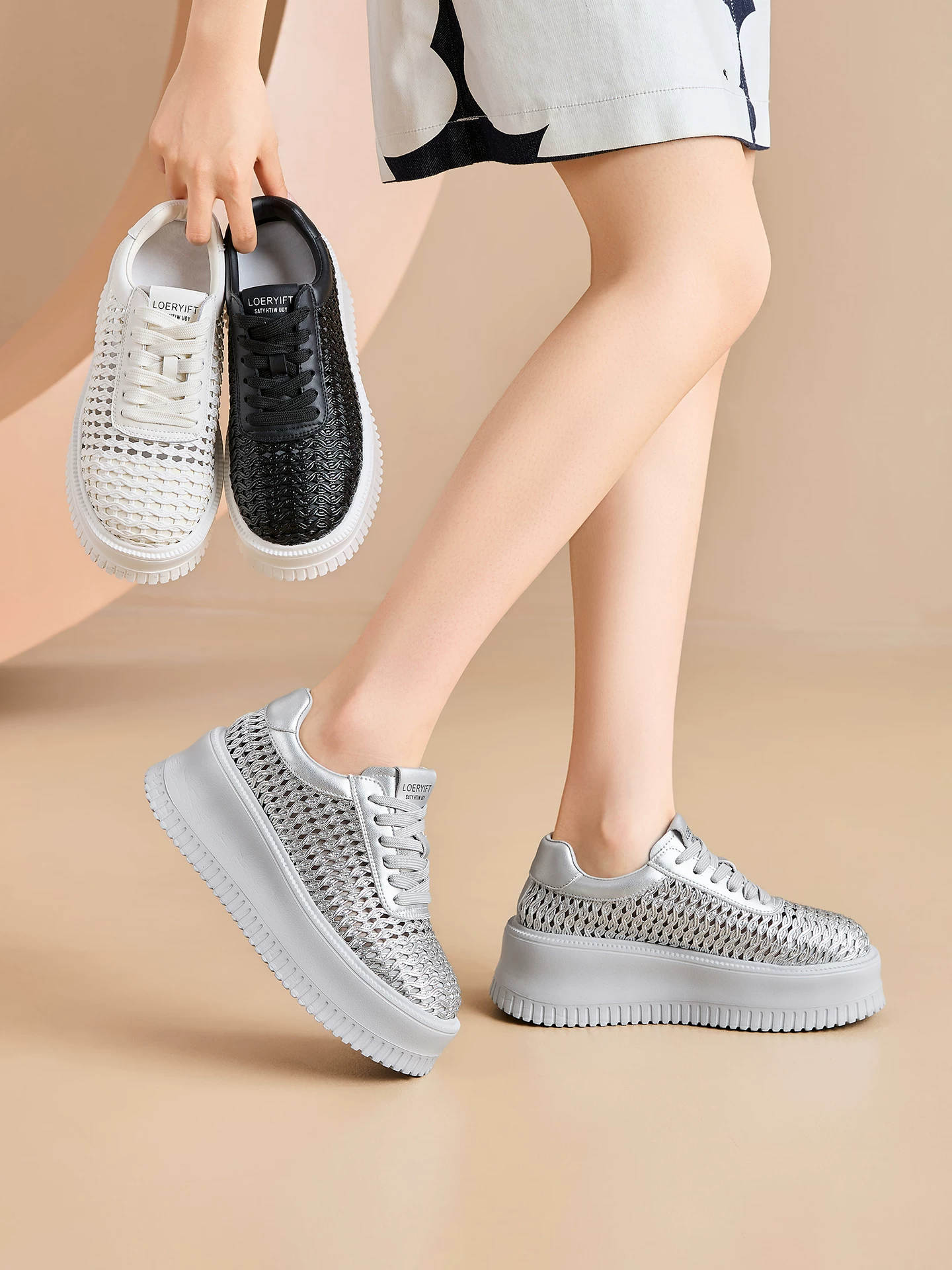 Giày lưới dệt bạc nữ, dép sandal đế dày tăng chiều cao, kiểu dáng thông thường, thoáng khí, đế platform màu trắng, mẫu mới hè 2026.