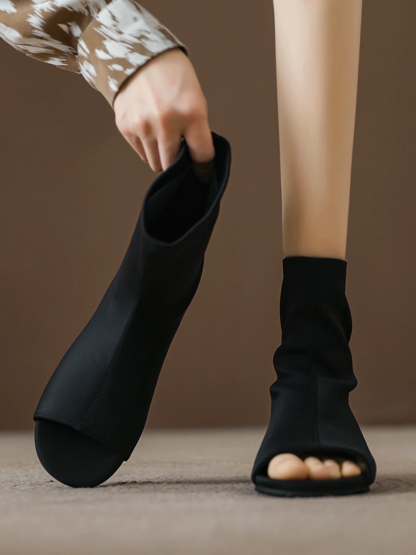 Giày sandal hở mũi tăng chiều cao bên trong dành cho nữ, bốt ngắn ôm sát co giãn, kiểu dáng mới mùa hè 2026, sandal cao cổ màu đen giúp thon gọn vóc dáng.