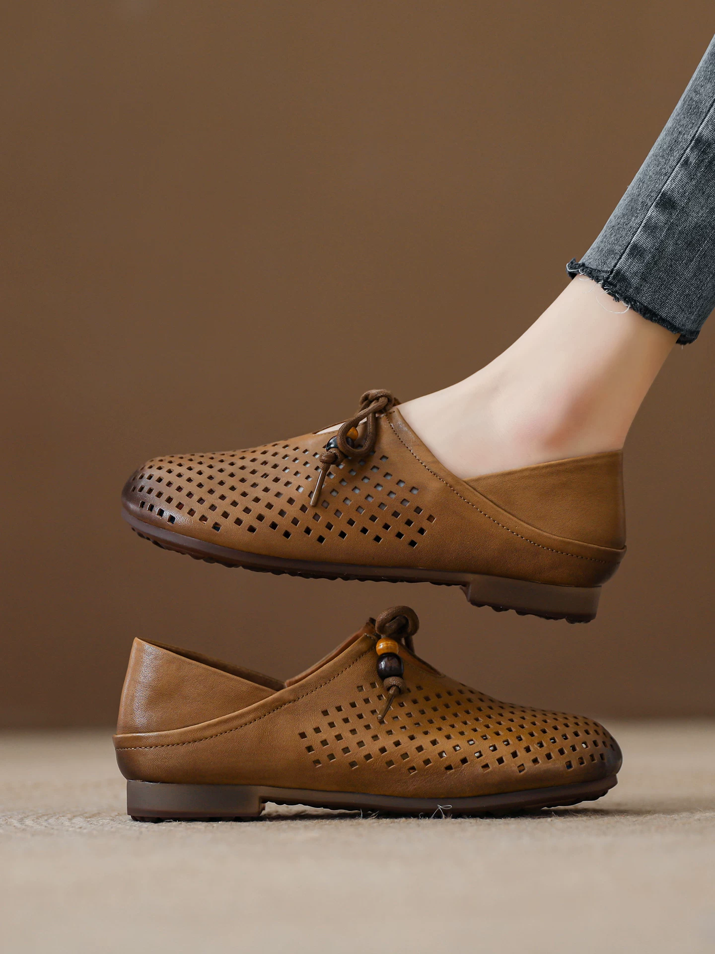 Giày sandal da bò lớp đầu tiên dành cho nữ, đế mềm, bề mặt mềm mại, giày rỗng thoáng khí, giày mẹ phong cách retro mới mùa hè 2026.
