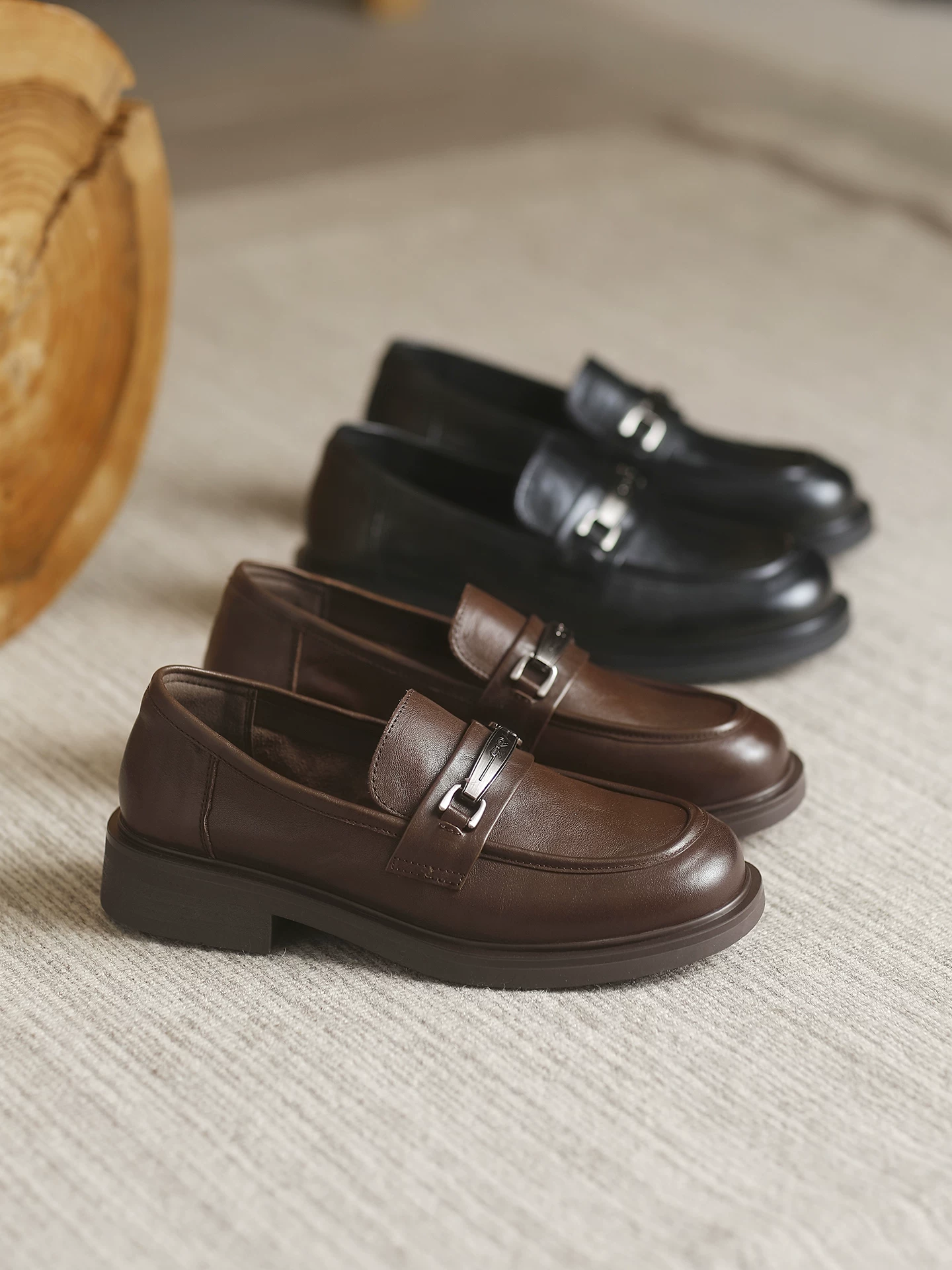 Giày lười da bò lớp đầu tiên phong cách retro dành cho nữ, giày da thật kiểu xỏ chân, kiểu mới mùa xuân 2026, giày da đế thô kiểu Anh.