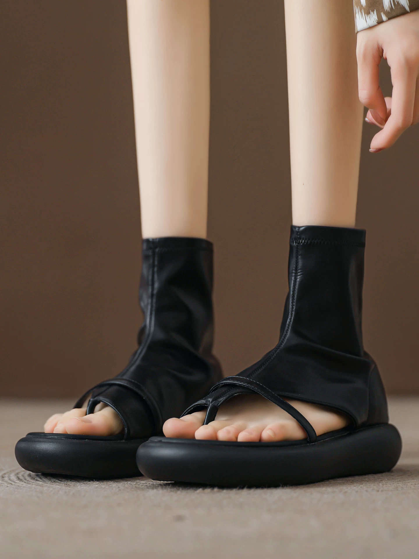 Giày sandal nữ đế dày màu đen, bốt thun co giãn, kiểu dáng mới mùa hè 2026, sandal La Mã cổ cao.