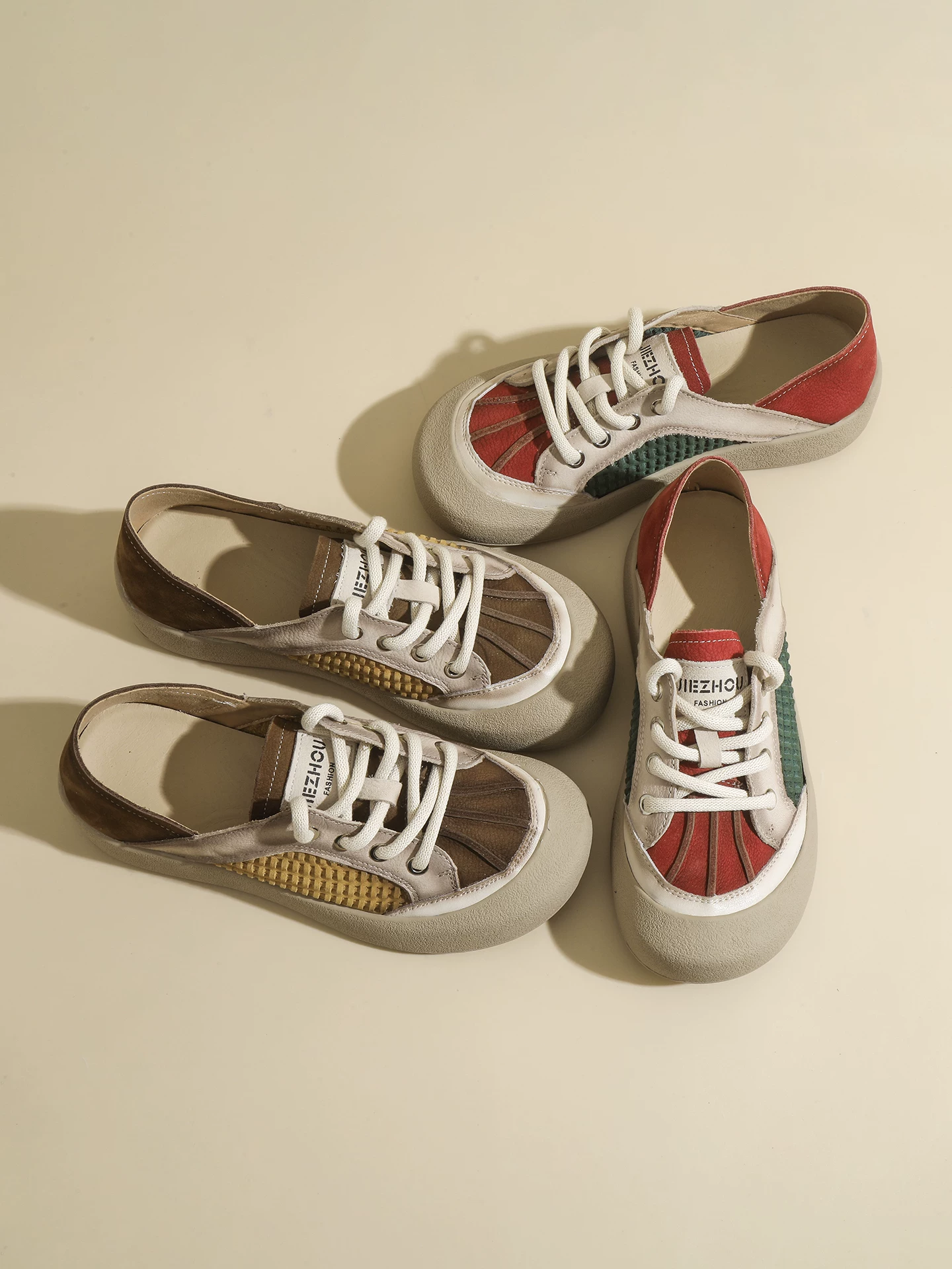 Giày thể thao nữ da bò lớp đầu phối màu retro, kiểu mới xuân 2026, dệt tay, đi được hai chiều, phong cách thường ngày
