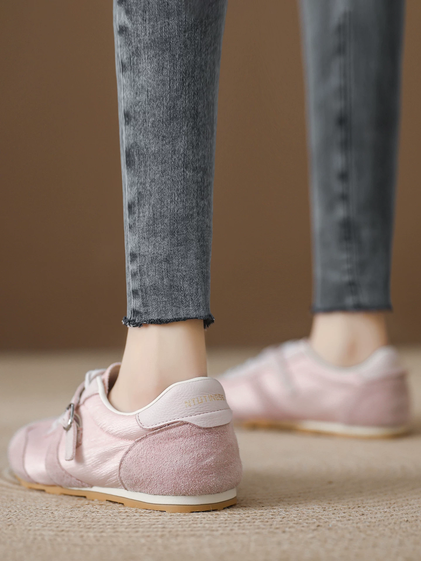 Giày tập múa ba lê bằng vải satin lụa dành cho nữ, giày Mary Jane thể thao thường ngày, kiểu mới mùa xuân 2026, giày Forrest Gump đế mềm êm ái.