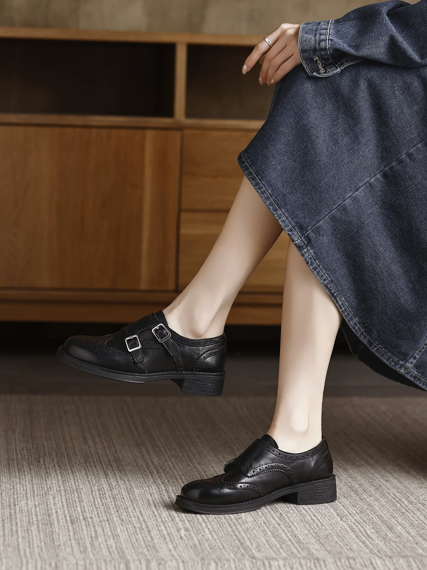 Giày da nữ kiểu Anh cổ điển, giày lười gót dày bằng da thật, giày Oxford Brogue mới mùa xuân 2026.