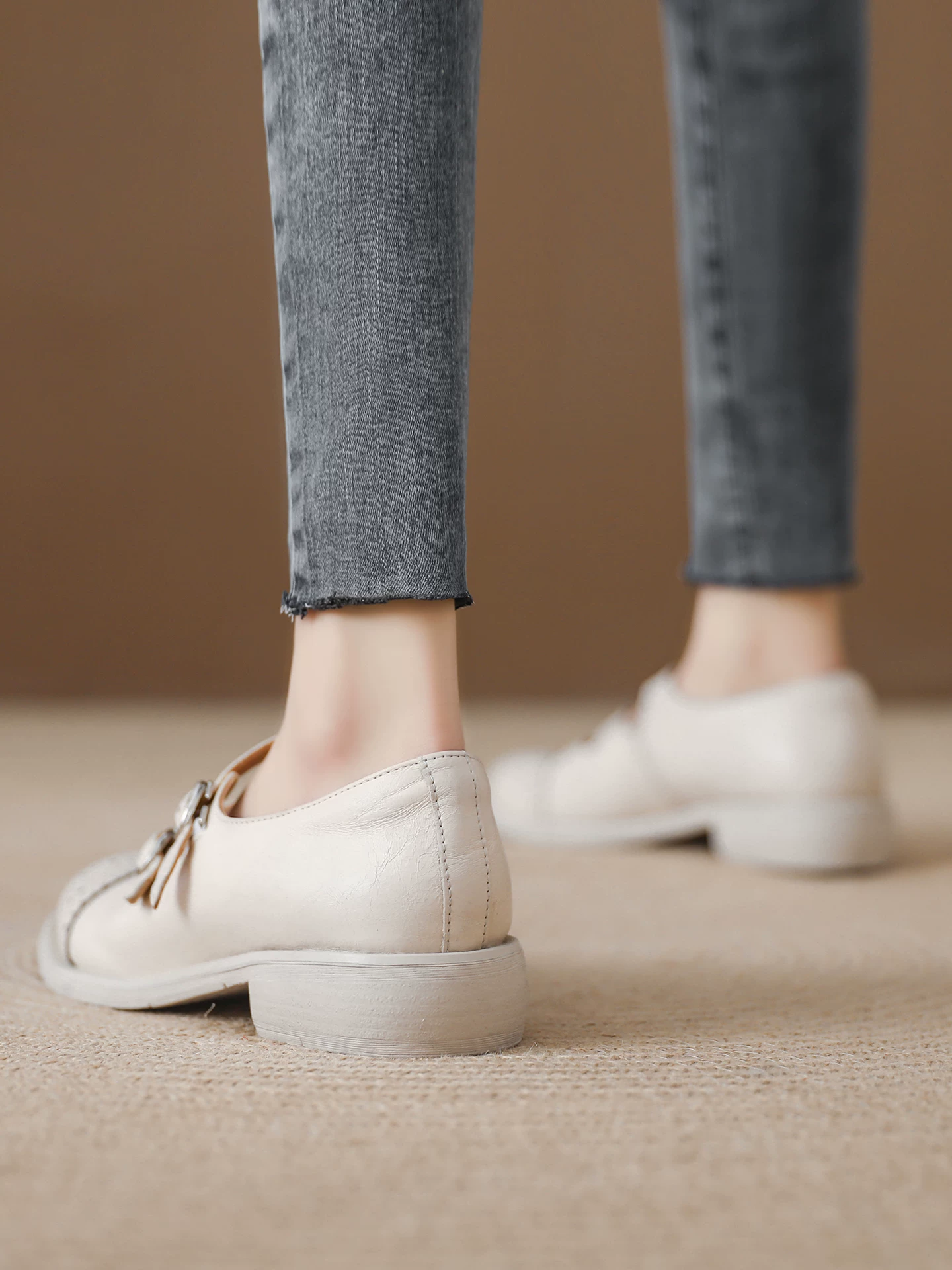 Giày Mary Jane dành cho nữ, da thật, thiết kế hoa văn chạm khắc, giày da brogue phong cách Anh, mẫu mới mùa xuân 2026, gót vuông, giày đơn miệng nông.