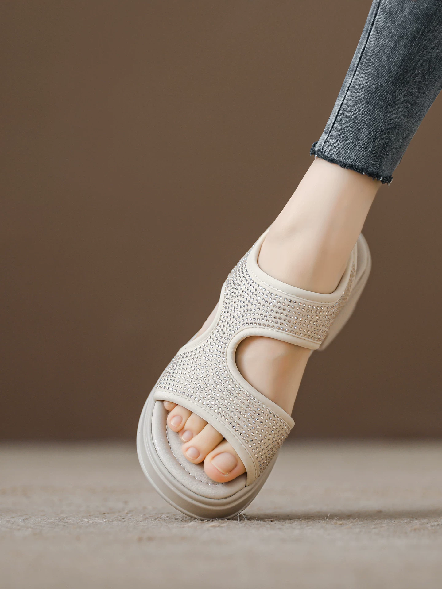 Dép nữ đế xuồng kiểu Pháp sang trọng đính đá, giày đi biển đế dày, kiểu dáng mở mũi, sandal La Mã mới mùa hè 2026