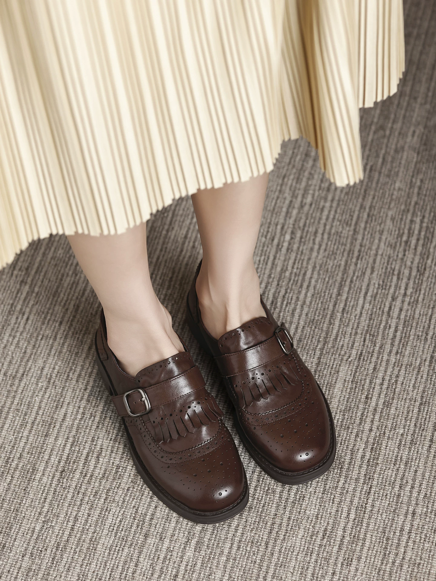 Giày Brogue nữ, da bò màu nâu, giày da chạm khắc tua rua phong cách retro, kiểu mới mùa xuân 2026, giày lười gót dày.