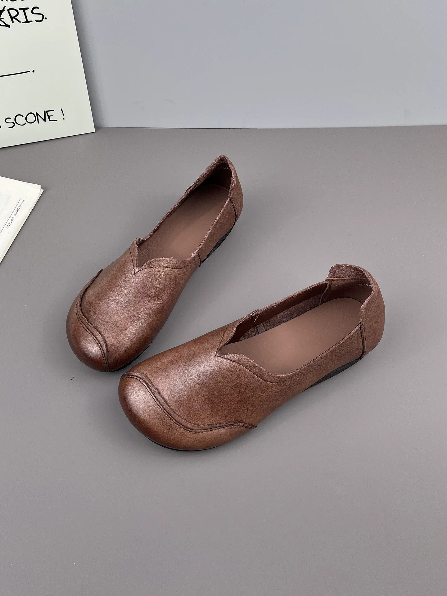 Giày đơn miệng nông phong cách retro da bò lớp đầu tiên dành cho nữ, giày mẹ đế mềm và bề mặt mềm mại, giày lười kiểu mới mùa hè 2026.