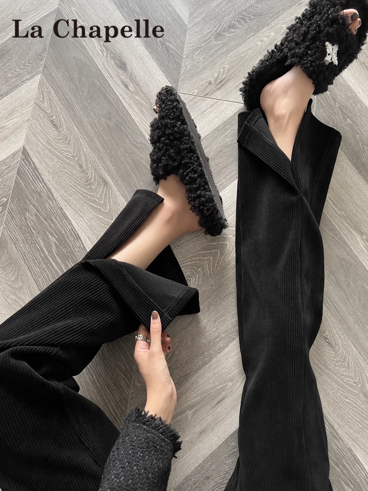 Quần ống loe dày dặn lót lông cừu đen La Chapelle dành cho nữ, mẫu mới thu đông 2025, chất liệu nhung tăm, cạp cao, xẻ tà.