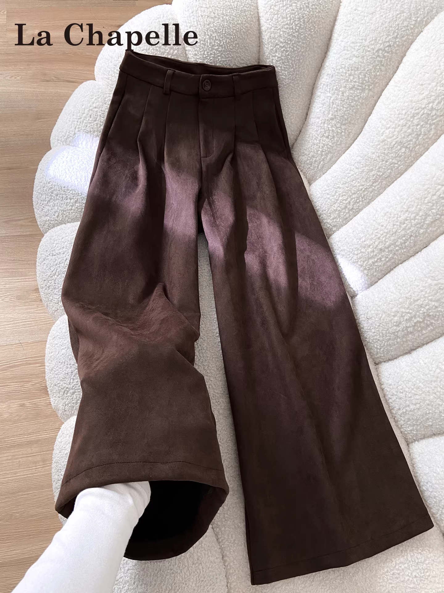 Quần âu nữ La Chapelle chất liệu da lộn màu cà phê, dáng rộng, xu hướng thu đông 2025, cạp cao, chất liệu mềm mại, dáng thẳng, rộng rãi.
