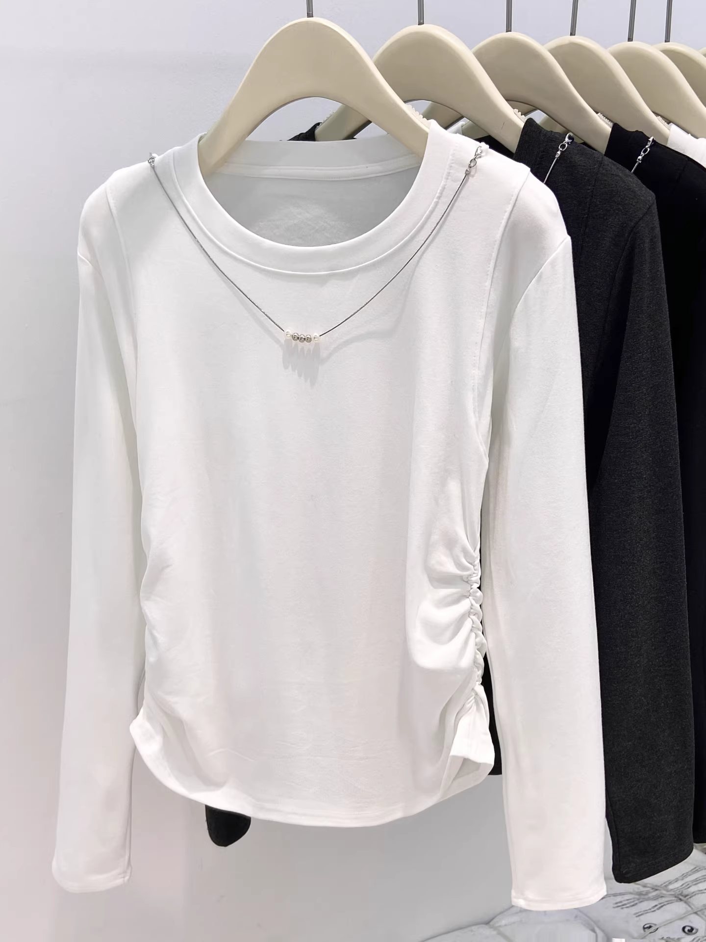 Áo thun nữ tay dài cổ tròn màu đen La Chapelle, kiểu dáng xếp ly tôn dáng, mùa thu đông 2025