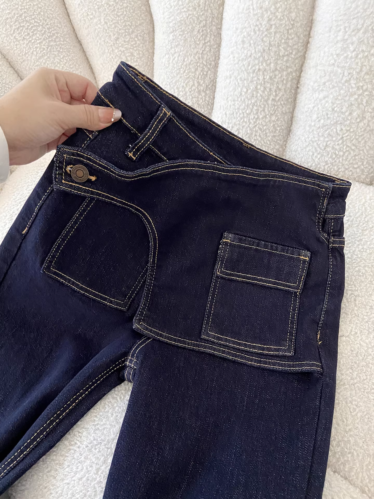 Quần jeans xòe cao cấp màu xanh đậm kiểu Mỹ La Chapelle dành cho nữ, mẫu mới thu đông 2025, không bó sát.