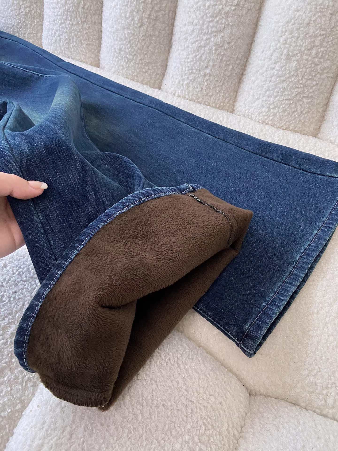 Quần jeans ống loe lót lông cừu La Chapelle dành cho nữ, mẫu mới thu đông 2025, dày dặn, cạp cao, ôm dáng, không bó sát.