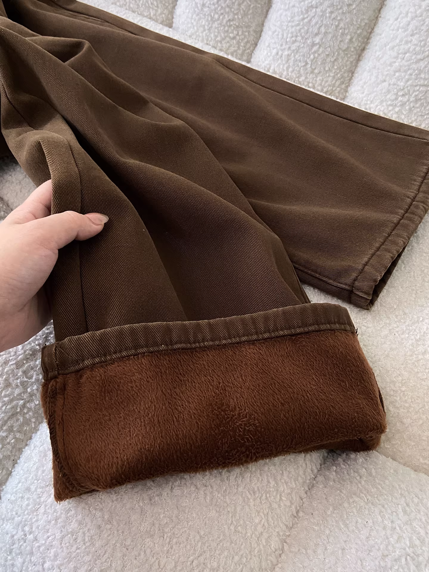 Quần jeans ống rộng màu cà phê La Chapelle Melard dành cho nữ, mẫu mới thu đông 2025, chất liệu dày dặn, lót lông mềm mại, dáng thẳng.