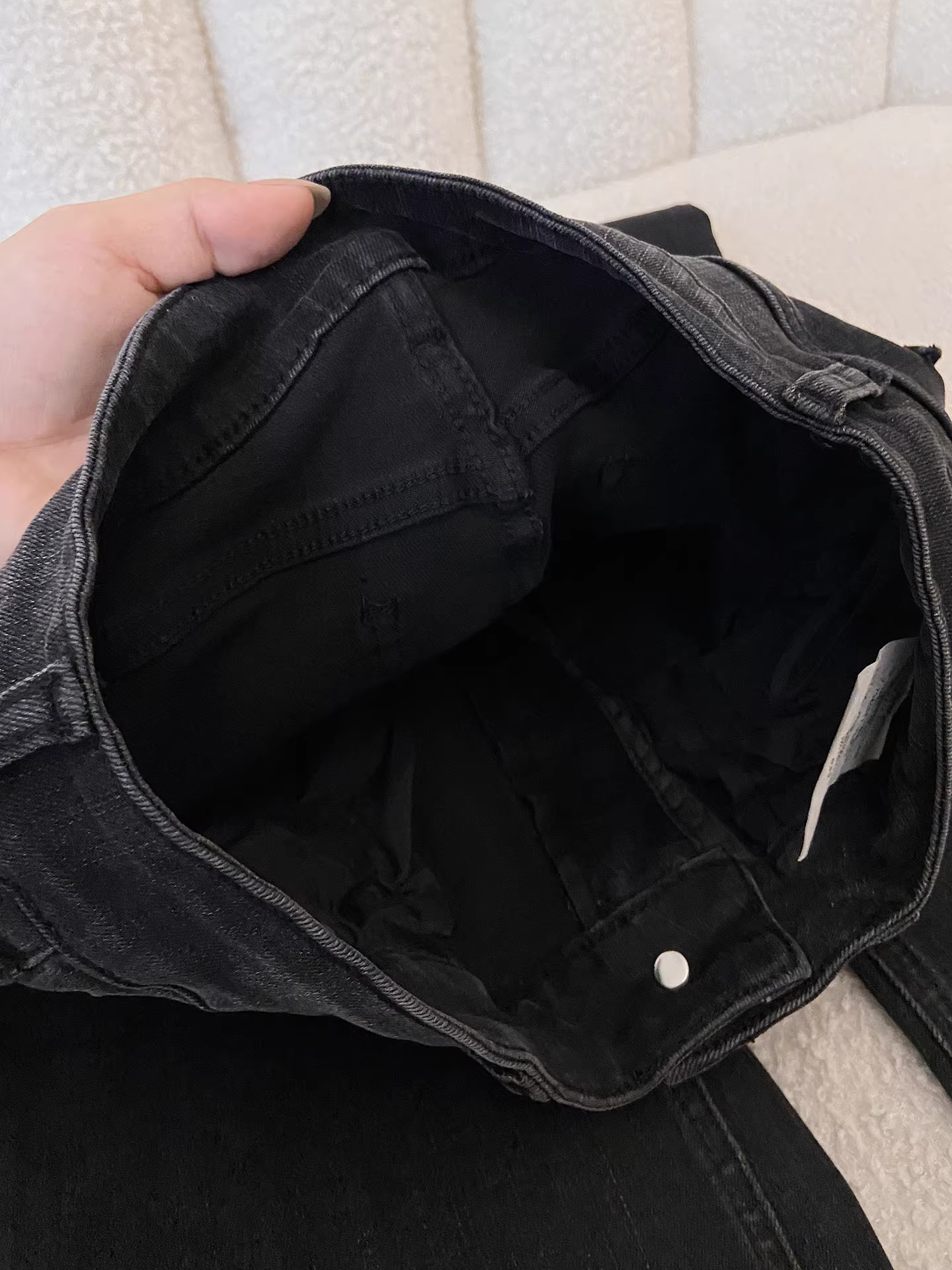 Quần jeans đen kiểu Mỹ dáng loe, phong cách vintage của La Chapelle dành cho nữ, mẫu mới thu đông 2025, cạp cao, không bó sát.