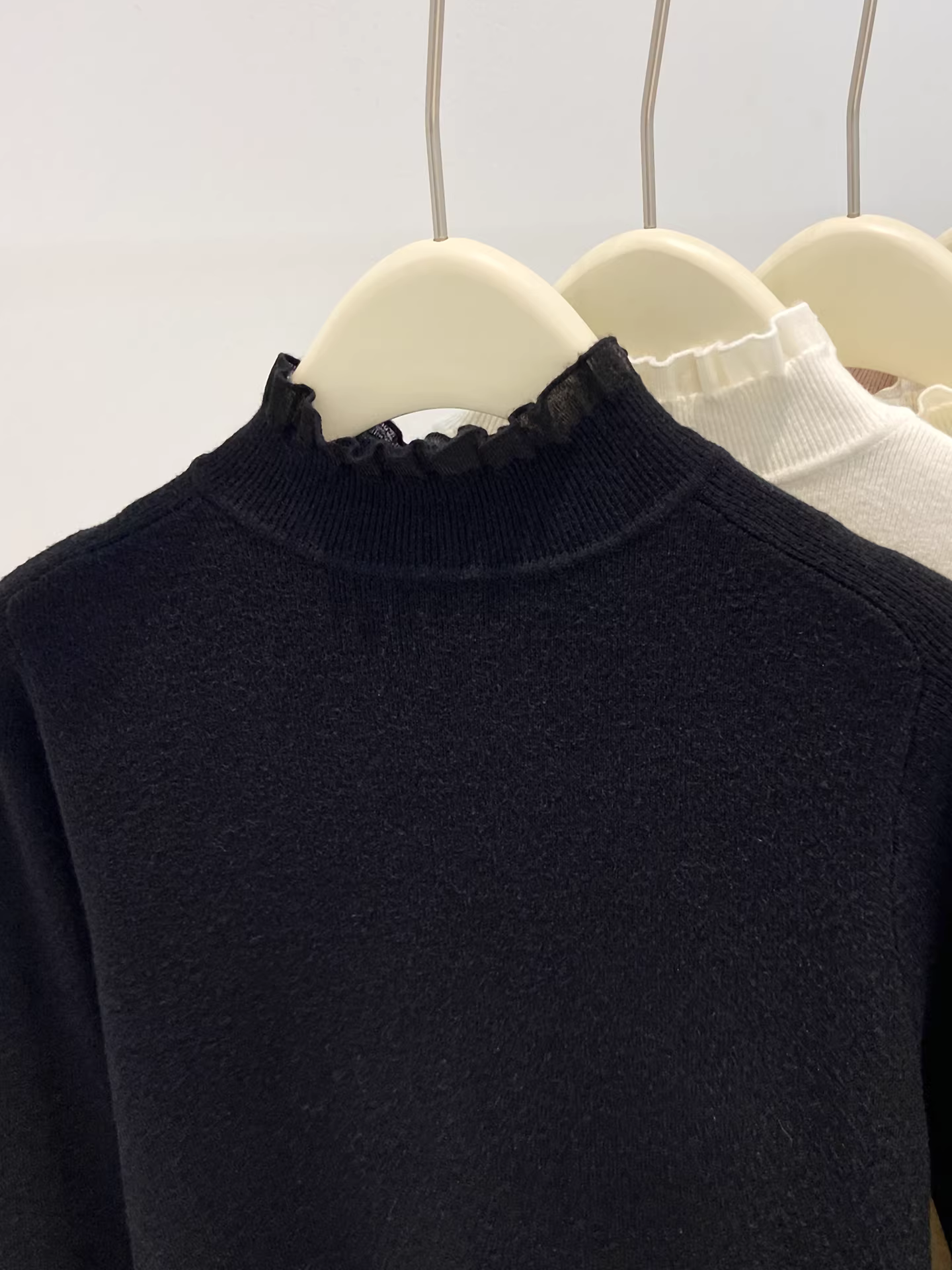 Áo len dệt kim phối ren cổ nửa cao màu đen La Chapelle dành cho nữ 2025 mới mùa thu đông dáng ôm