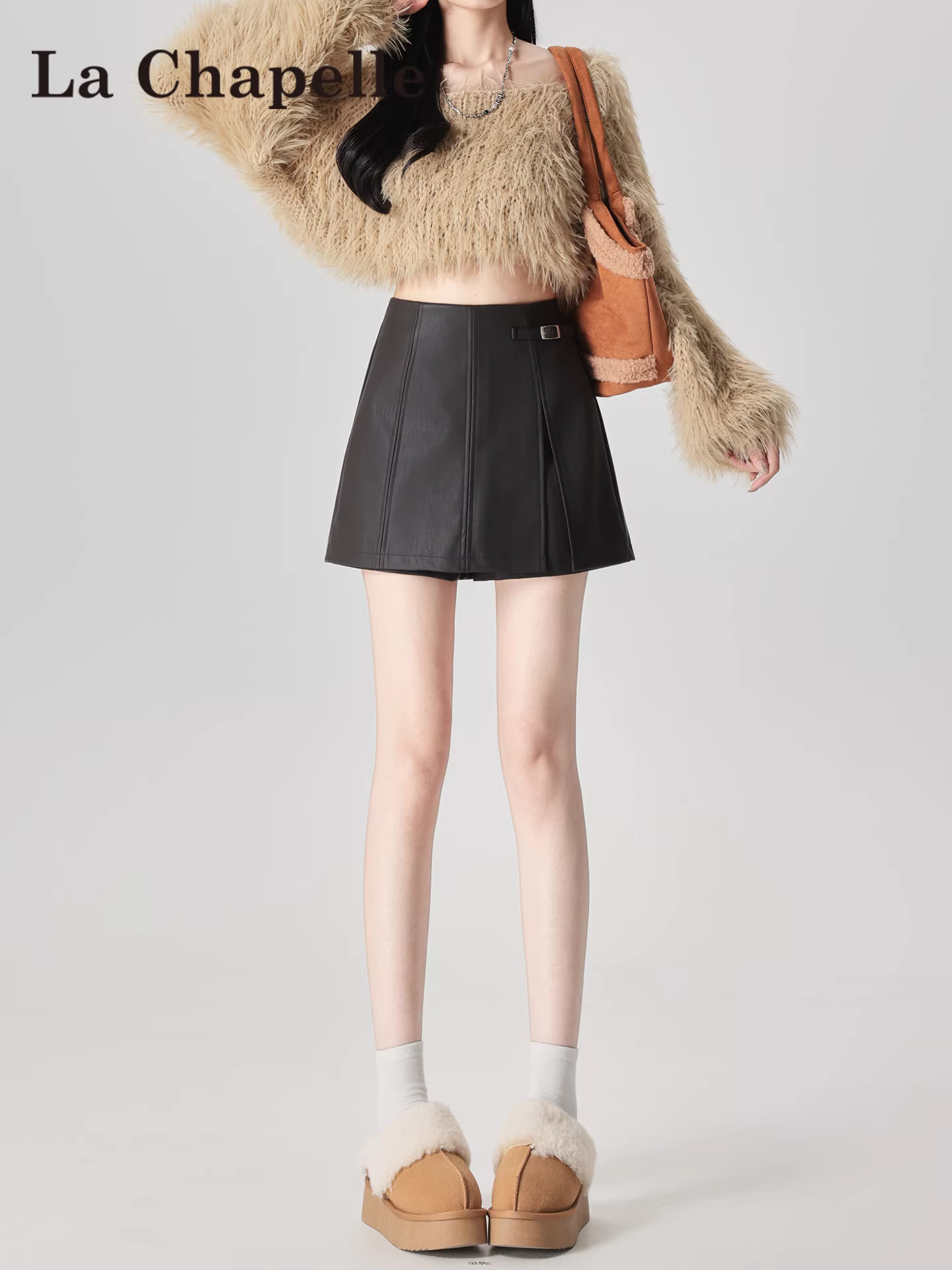Quần váy da chữ A màu cà phê La Chapelle dành cho nữ, quần short thường ngày cạp cao mùa thu đông 2025 dành cho phụ nữ nhỏ nhắn.