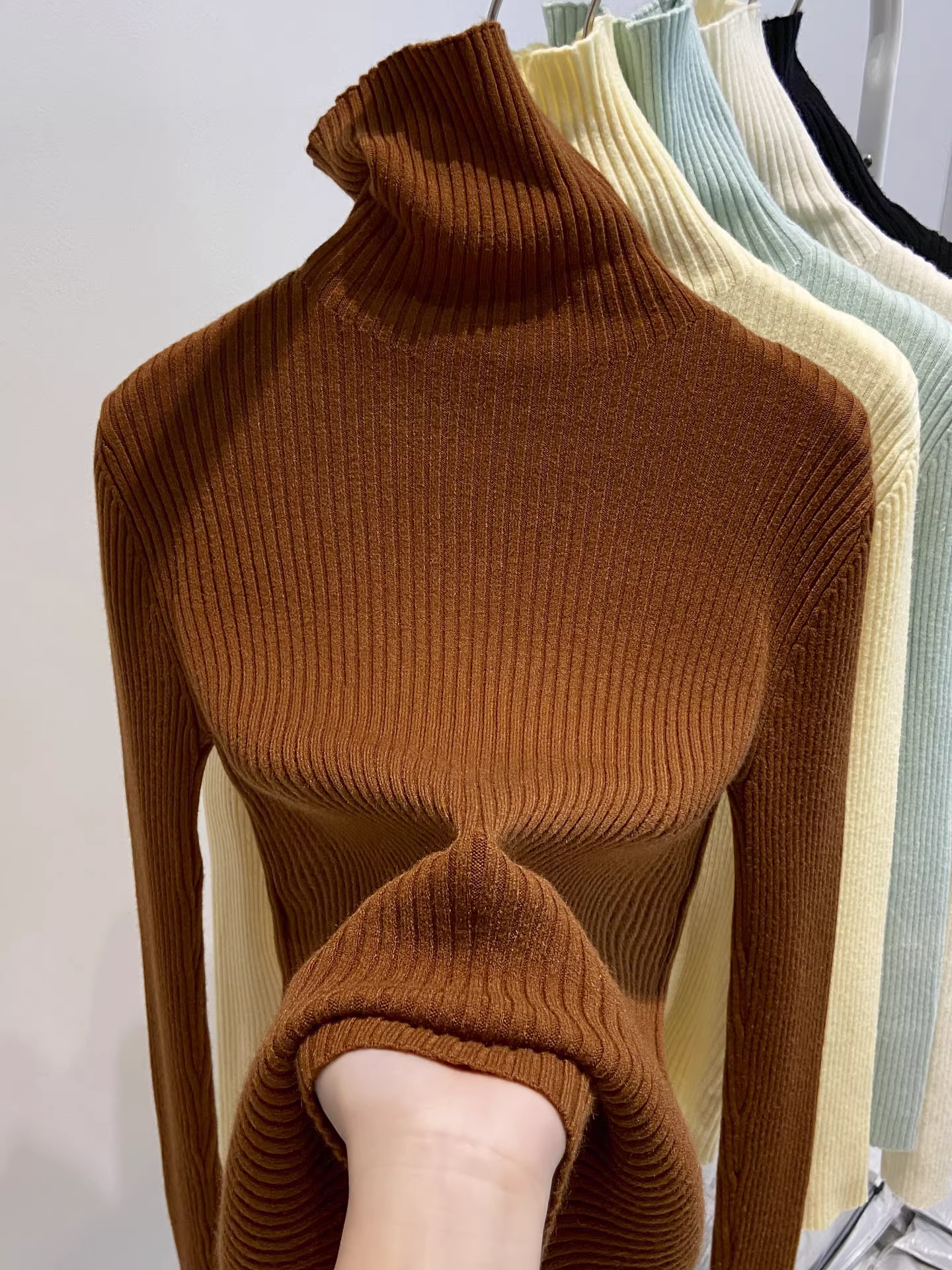 Áo len nữ cổ nửa cao La Chapelle màu trắng, kiểu dáng thu đông 2025, phong cách thuần khiết quyến rũ, mặc trong.