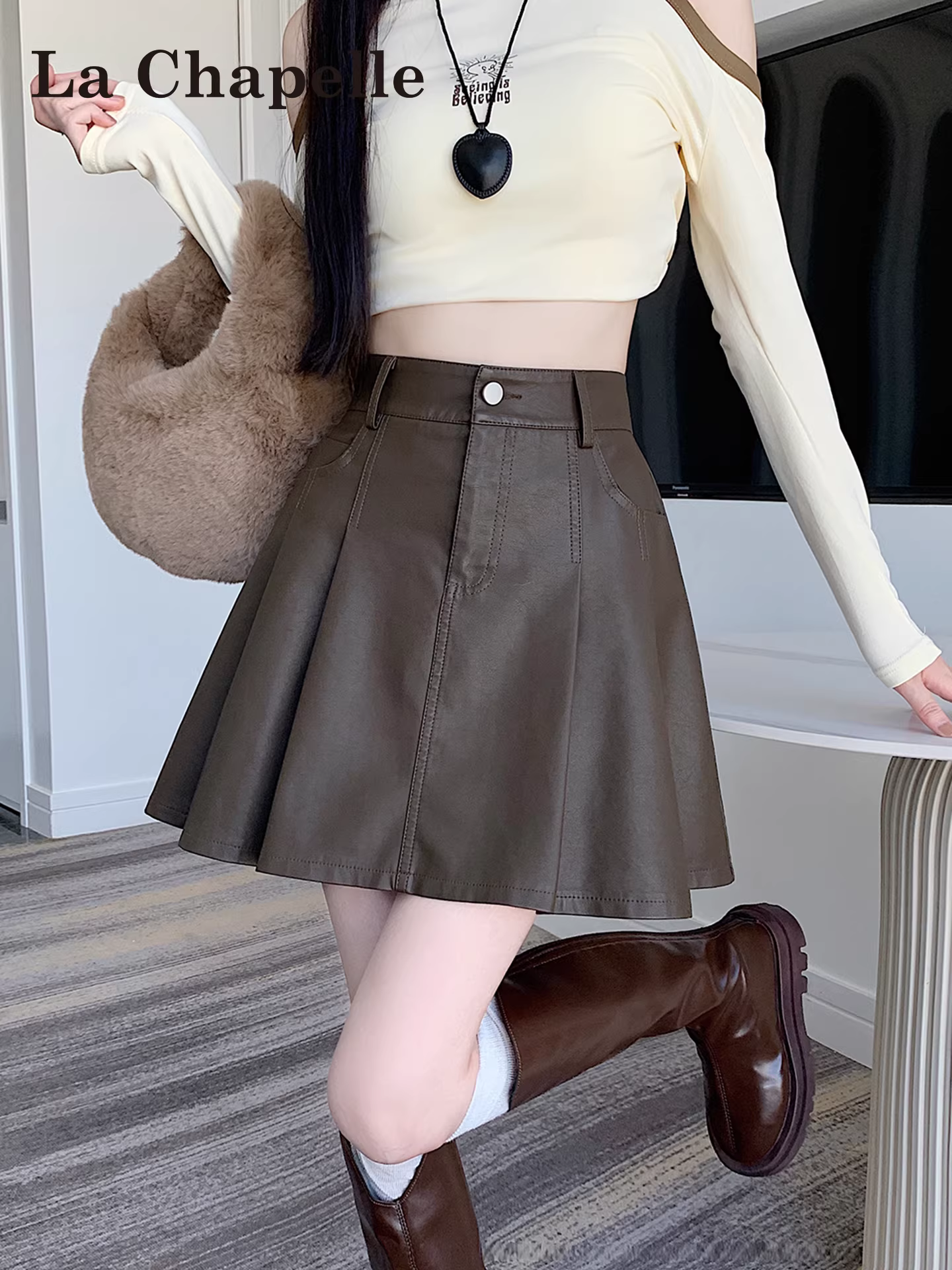 Chân váy da PU nâu La Chapelle dành cho nữ, mẫu mới thu đông 2025, xếp ly, lưng cao, dáng chữ A, ngắn