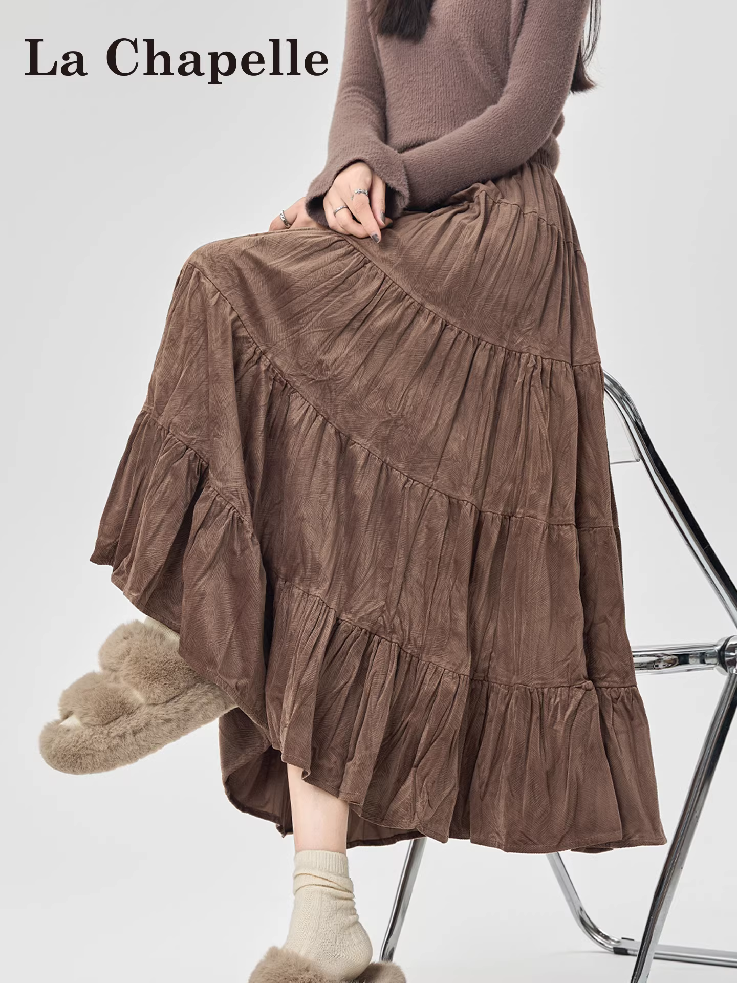 Váy bánh bèo nâu La Chapelle dành cho nữ, kiểu dáng thu đông 2025 mới, che hông, phong cách lười biếng, váy dài trung bình
