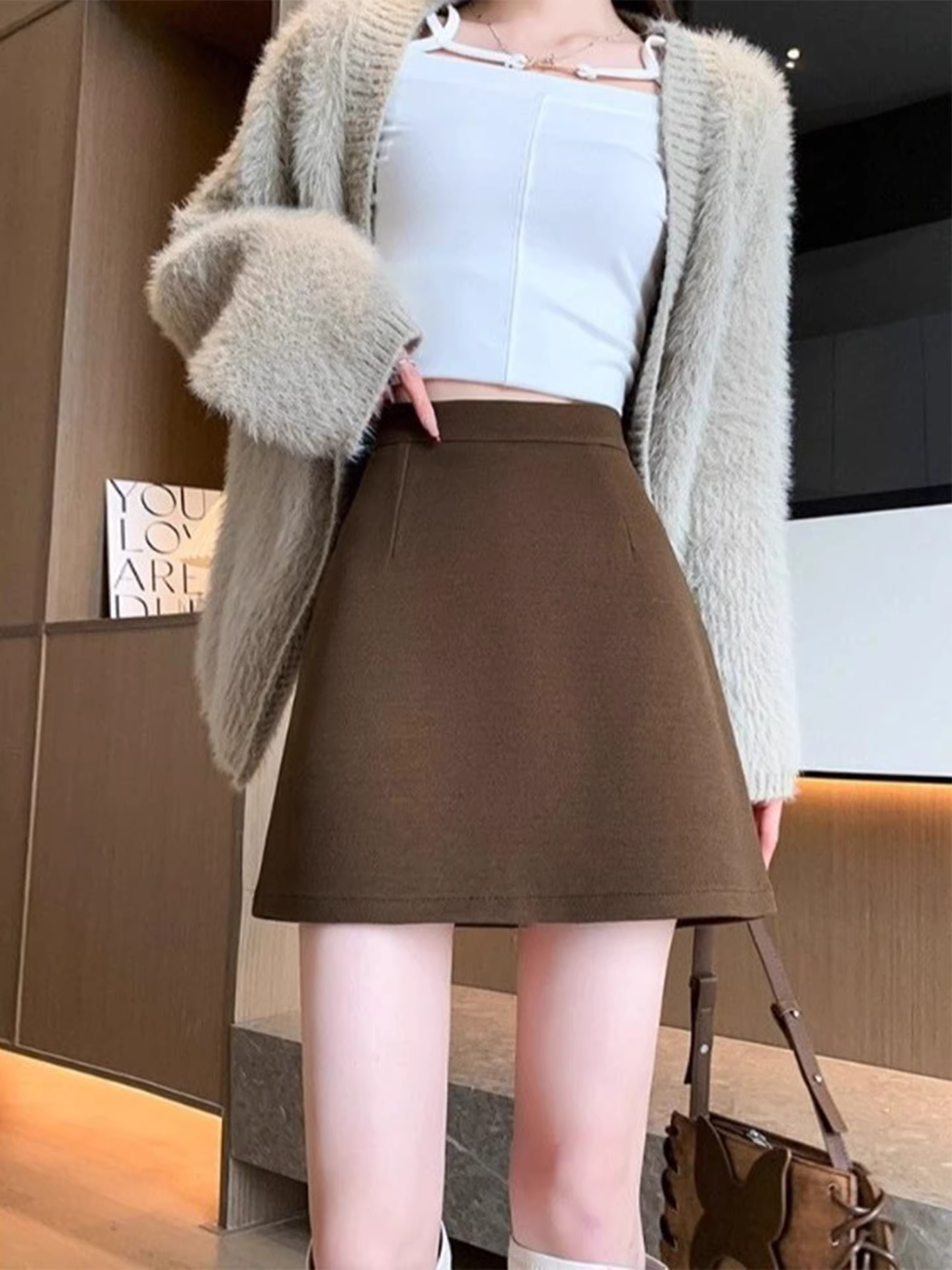 Váy len màu xám La Chapelle dành cho nữ 2025 mới thu đông dáng nhỏ eo cao kiểu chữ A ôm sát ngắn