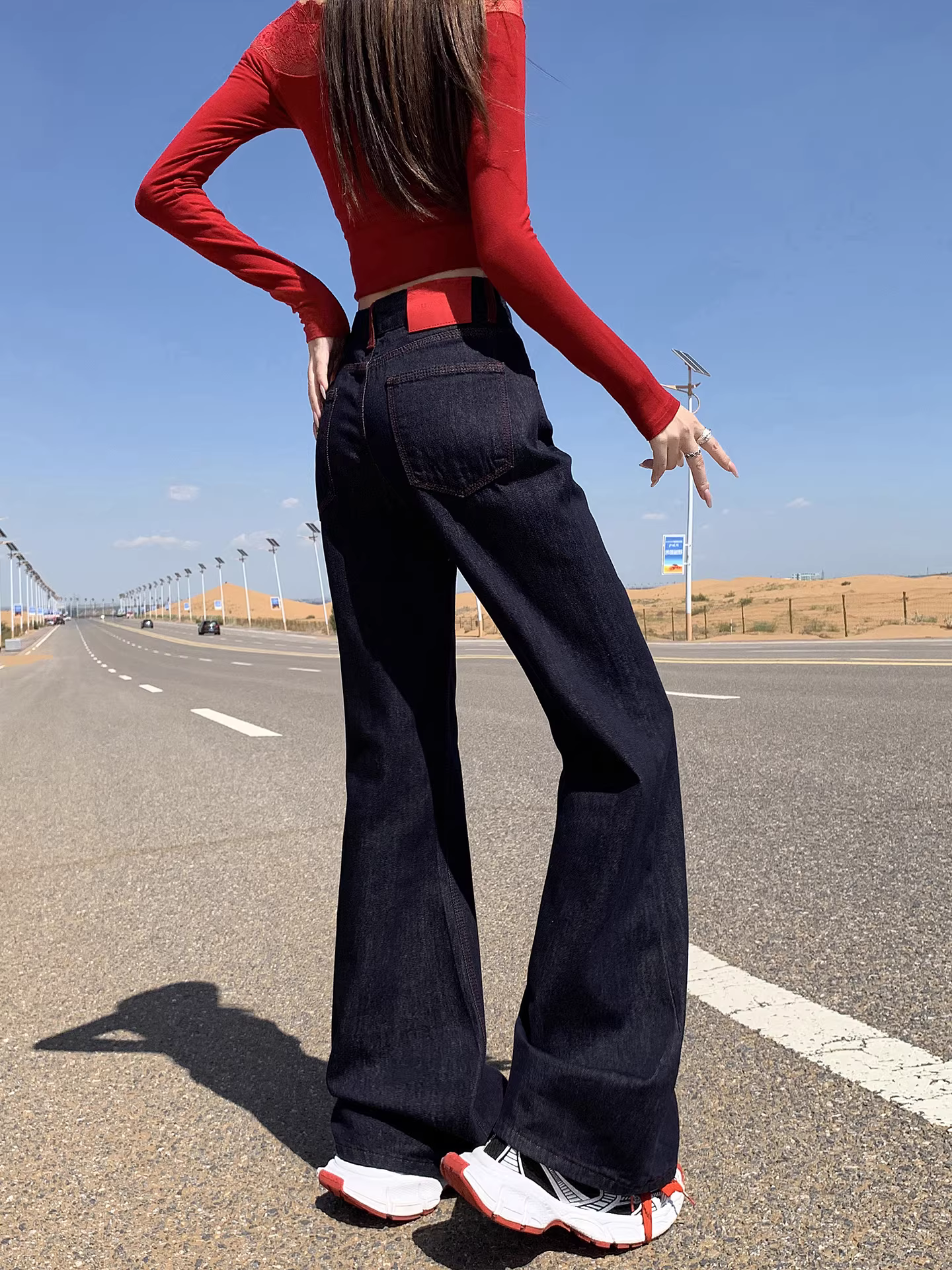 Quần jeans xanh đậm dáng loe La Chapelle dành cho nữ, mẫu mới thu đông 2025, cạp cao, ôm dáng, không bó sát.