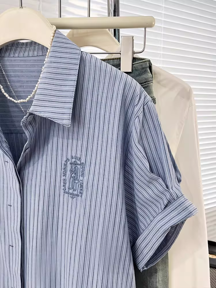 Áo sơ mi ngắn tay thêu sọc xanh La Chapelle dành cho nữ mùa hè 2025 kiểu dáng rộng, vai thường