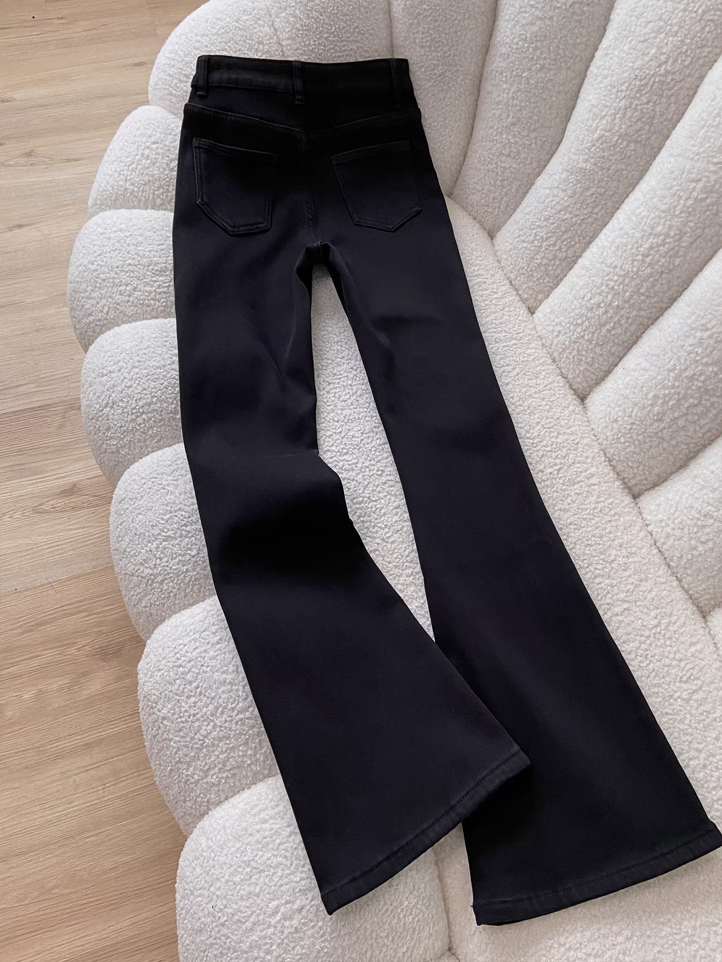 Quần jean đen La Chapelle dáng loe dành cho nữ, kiểu mới thu đông 2025, lót lông cừu và dày dặn, quần loe không bó sát.