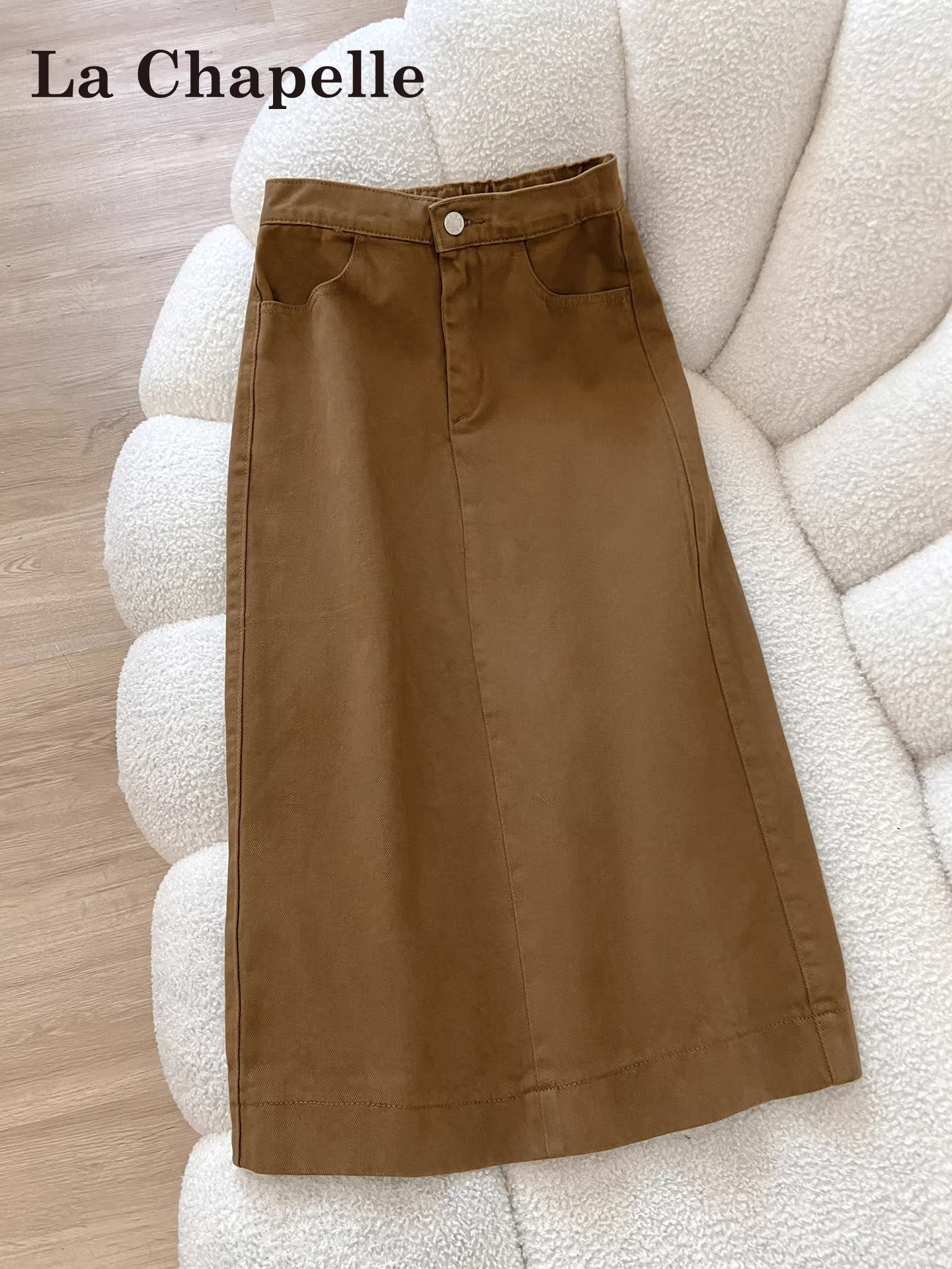 Váy xẻ tà màu kaki La Chapelle dành cho nữ, mẫu mới thu đông 2025, cạp cao, dáng ôm, dài ngang đùi, che hông.