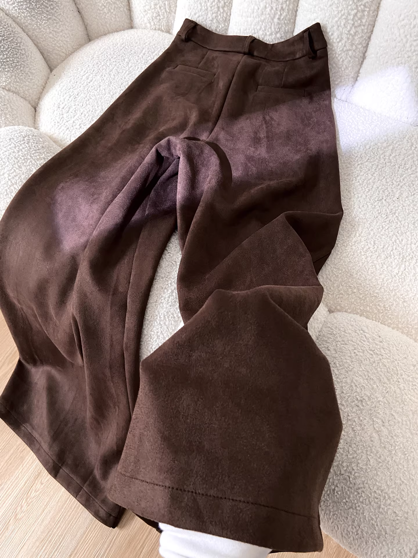 Quần âu nữ La Chapelle chất liệu da lộn màu cà phê, dáng rộng, xu hướng thu đông 2025, cạp cao, dáng thẳng, size nhỏ nhắn