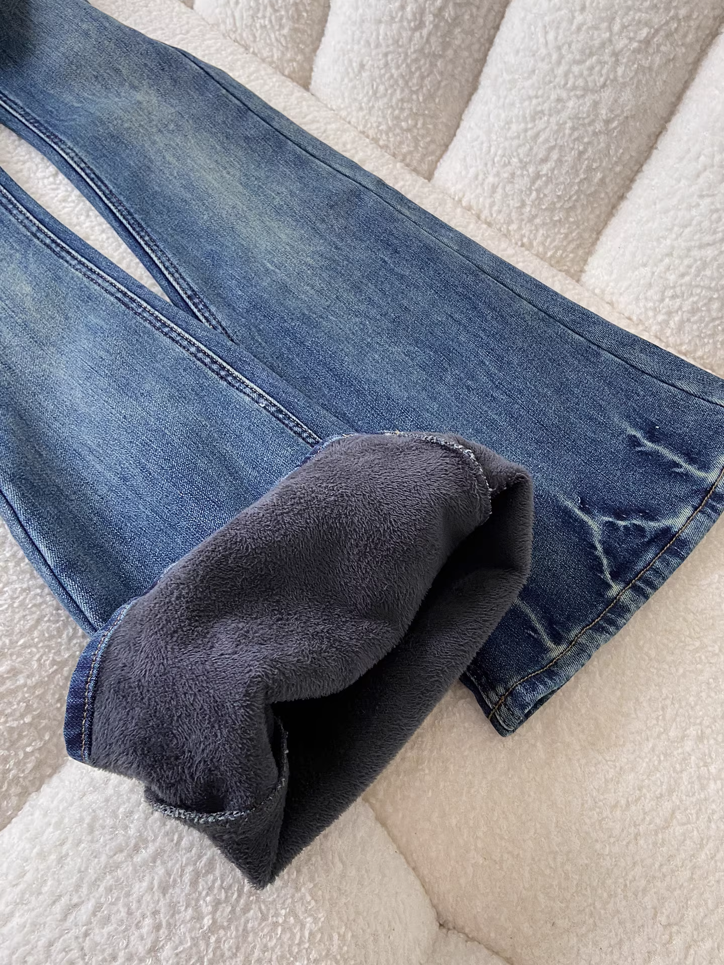 Quần jeans ống loe dày dặn lót lông La Chapelle kiểu retro dành cho nữ, mẫu mới thu đông 2025, ôm dáng, không bó sát.