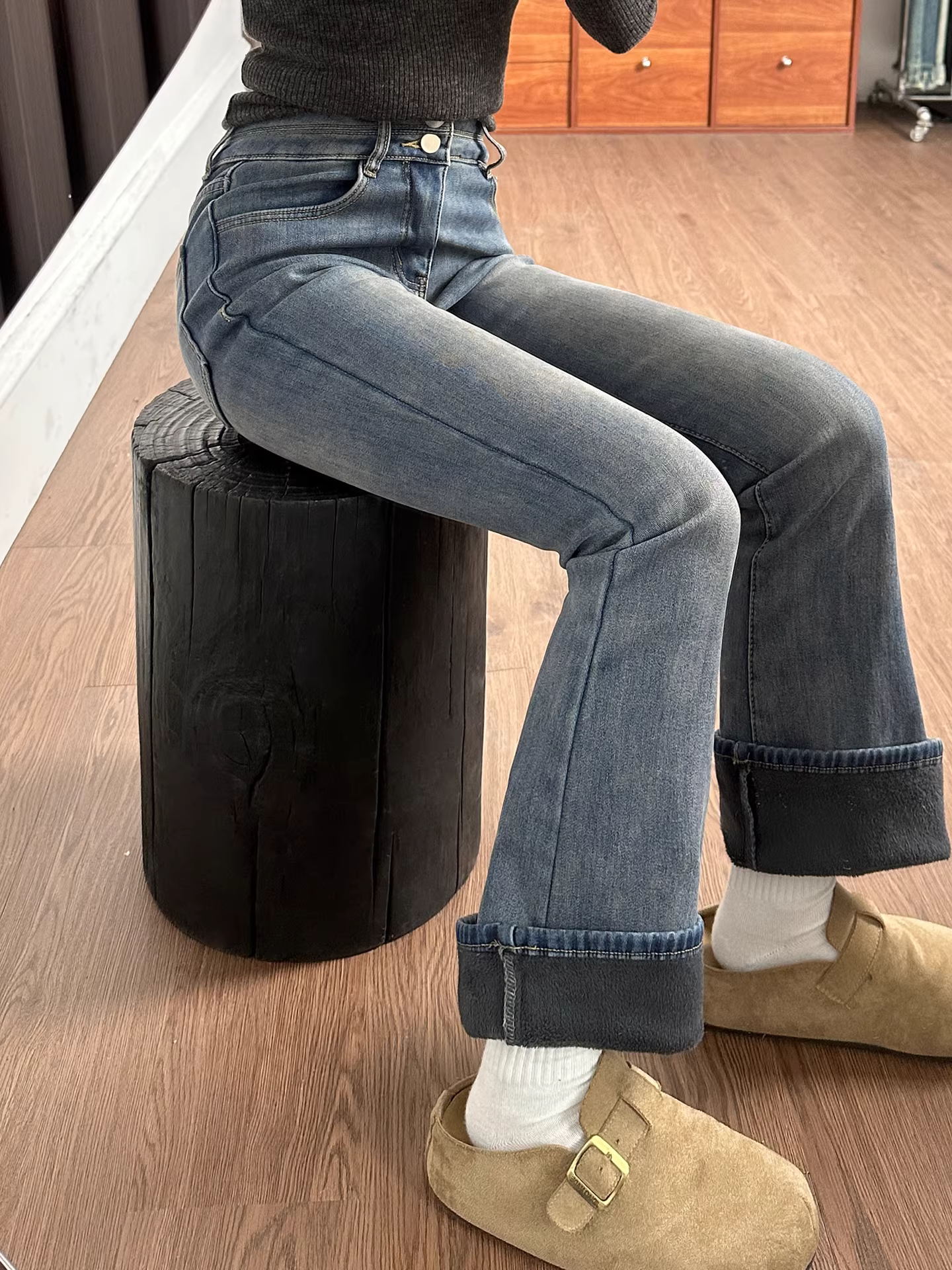 Quần jean nữ La Chapelle dáng loe, lót lông cừu, dày dặn, hai khuy, kiểu dáng ôm dáng tôn dáng, mùa thu đông 2025