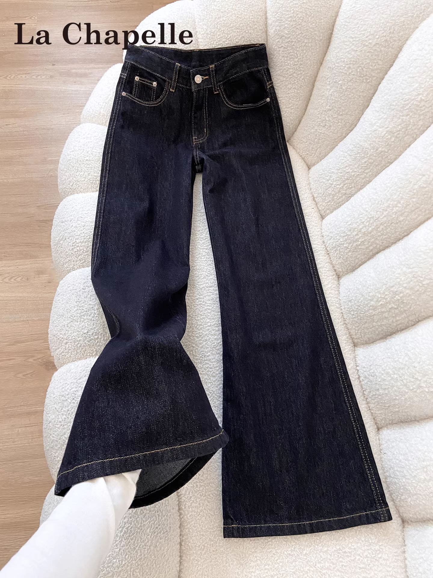 Quần jeans nữ La Chapelle màu xanh đậm kiểu Mỹ dáng loe, mới thu đông 2025, cạp cao, ôm dáng, kiểu bootcut
