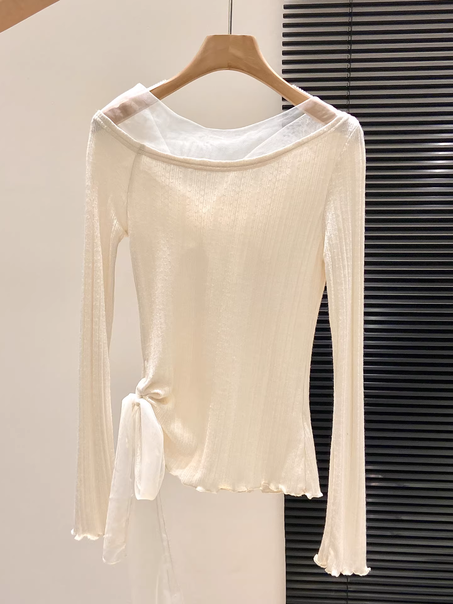 Áo len dệt kim ren trắng La Chapelle dành cho nữ 2025 mới mùa thu đông kiểu dáng ôm sát mặc trong