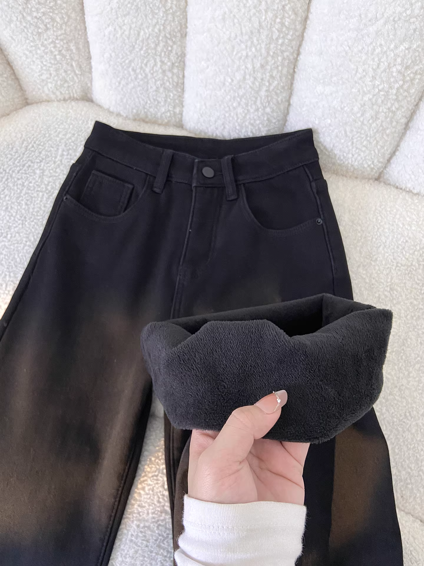 Quần jeans ống loe dày dặn lót lông cừu đen La Chapelle dành cho nữ, mẫu mới thu đông 2025, kiểu dáng nhỏ nhắn, cạp cao.