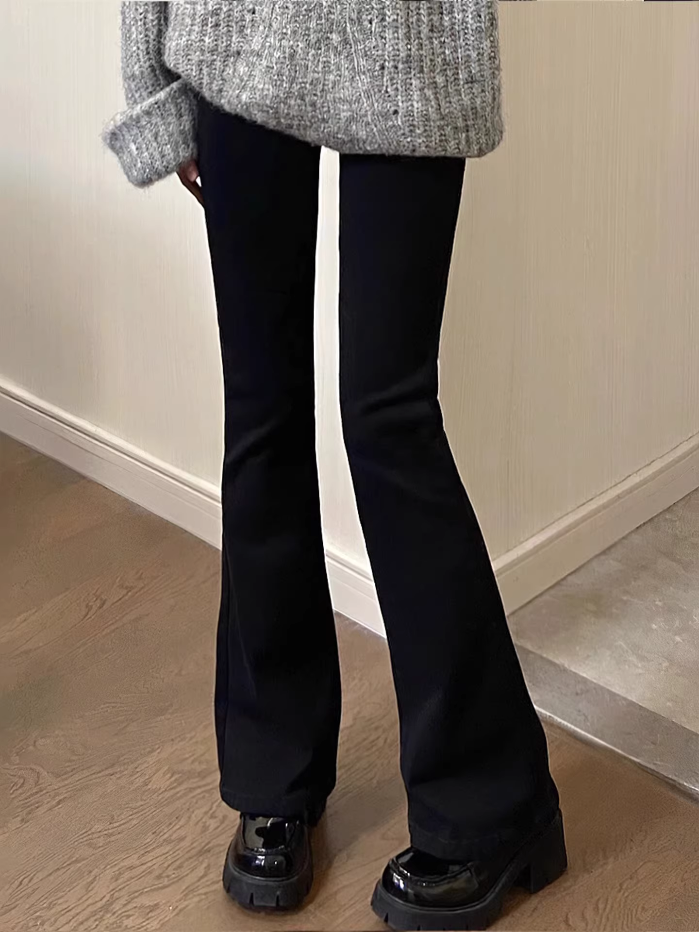 Quần jeans ống loe lót lông cừu đen La Chapelle dành cho nữ, mùa thu đông 2025, kiểu mới cạp cao, không bó sát