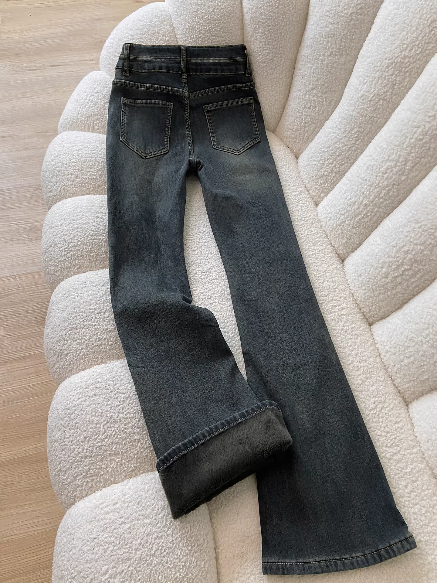 Quần jeans xám La Chapelle dáng loe dành cho nữ, mẫu mới thu đông 2025, lót lông dày, không bó sát, kiểu dáng quần chuông.