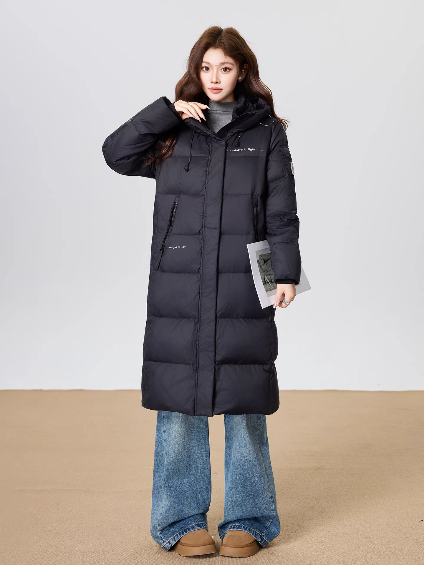 Áo khoác lông vũ đen La Chapelle dài trung bình dành cho nữ, kiểu mới thu đông 2025, cổ đứng khóa kéo.