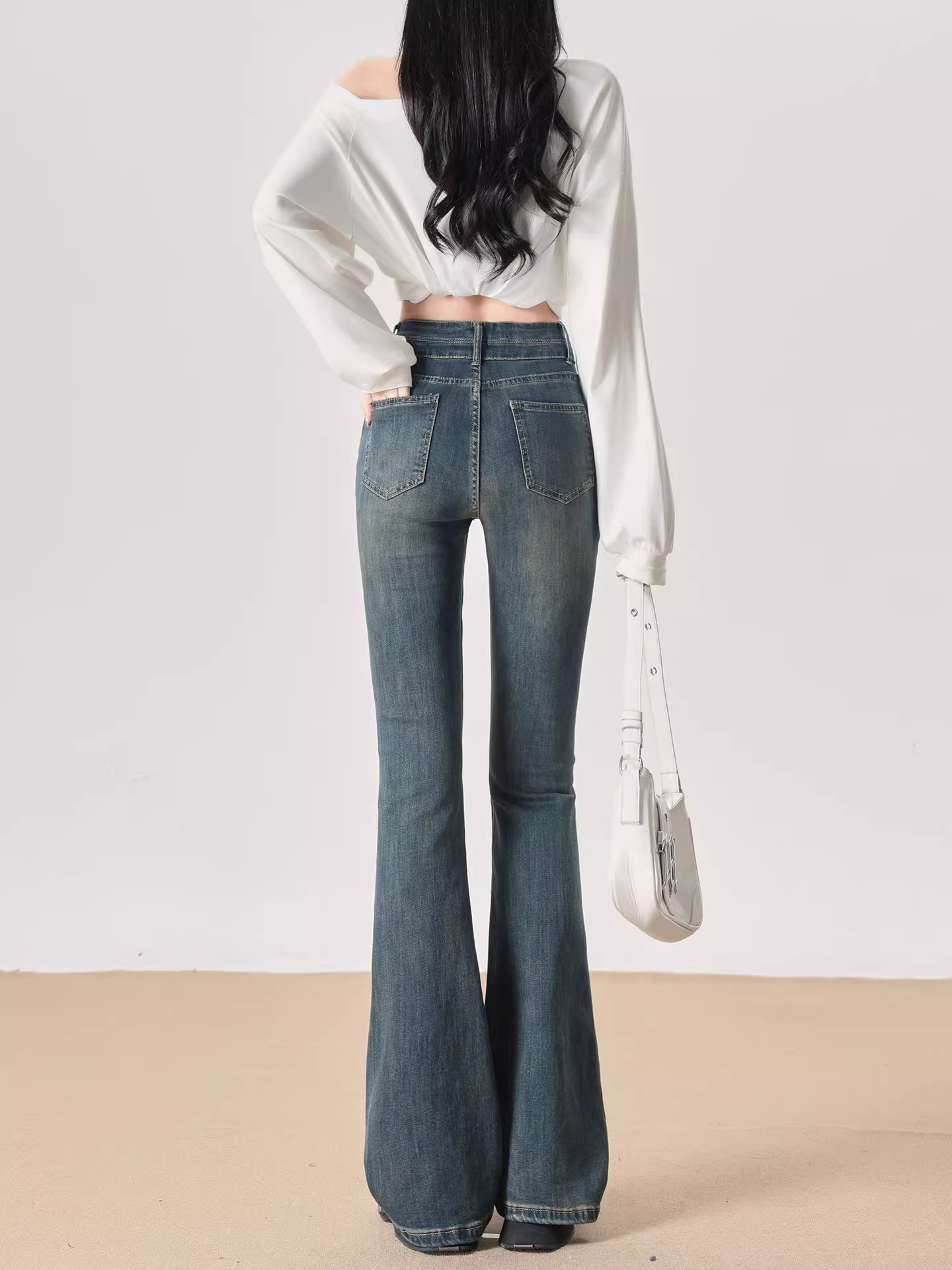 Quần jeans xám La Chapelle dáng loe dành cho nữ, mẫu mới thu đông 2025, lót lông dày, không bó sát, kiểu dáng quần chuông.