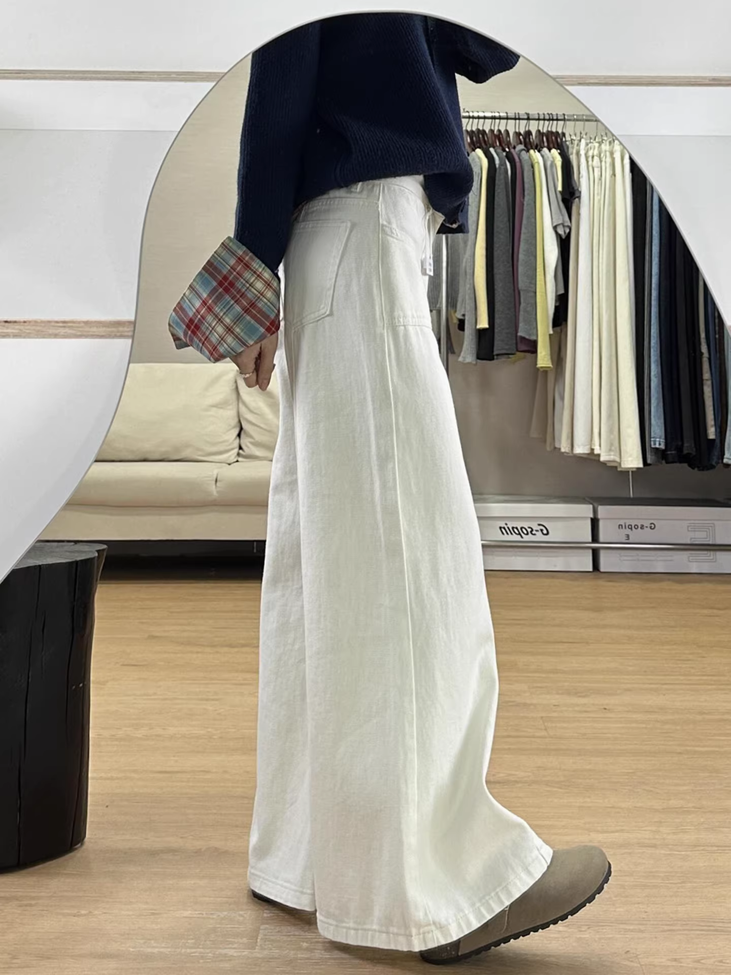 Quần jeans xòe kiểu Mỹ La Chapelle màu trắng, chất liệu mềm mại dành cho nữ, mẫu mới thu đông 2025, ôm dáng, không bó sát.