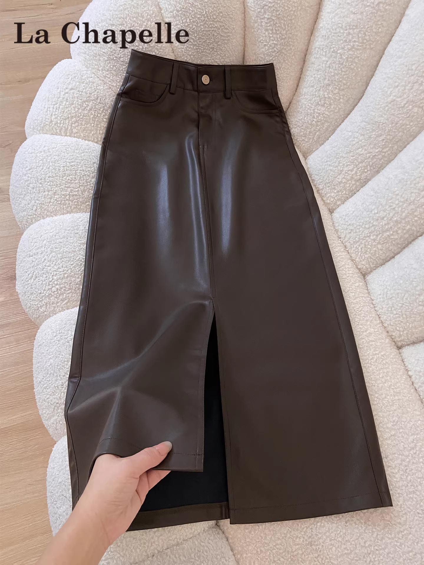 Váy da PU màu cà phê dáng xòe La Chapelle dành cho nữ, mẫu mới thu đông 2025, cạp cao, dài ngang đùi, kiểu dáng chữ A ôm sát.