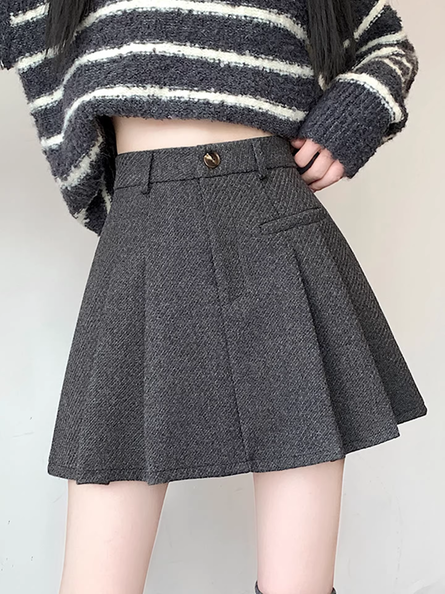 Váy xếp ly màu nâu La Chapelle dành cho nữ, mẫu mới thu đông 2025, cạp cao, dáng ôm, kiểu chữ A, ngắn