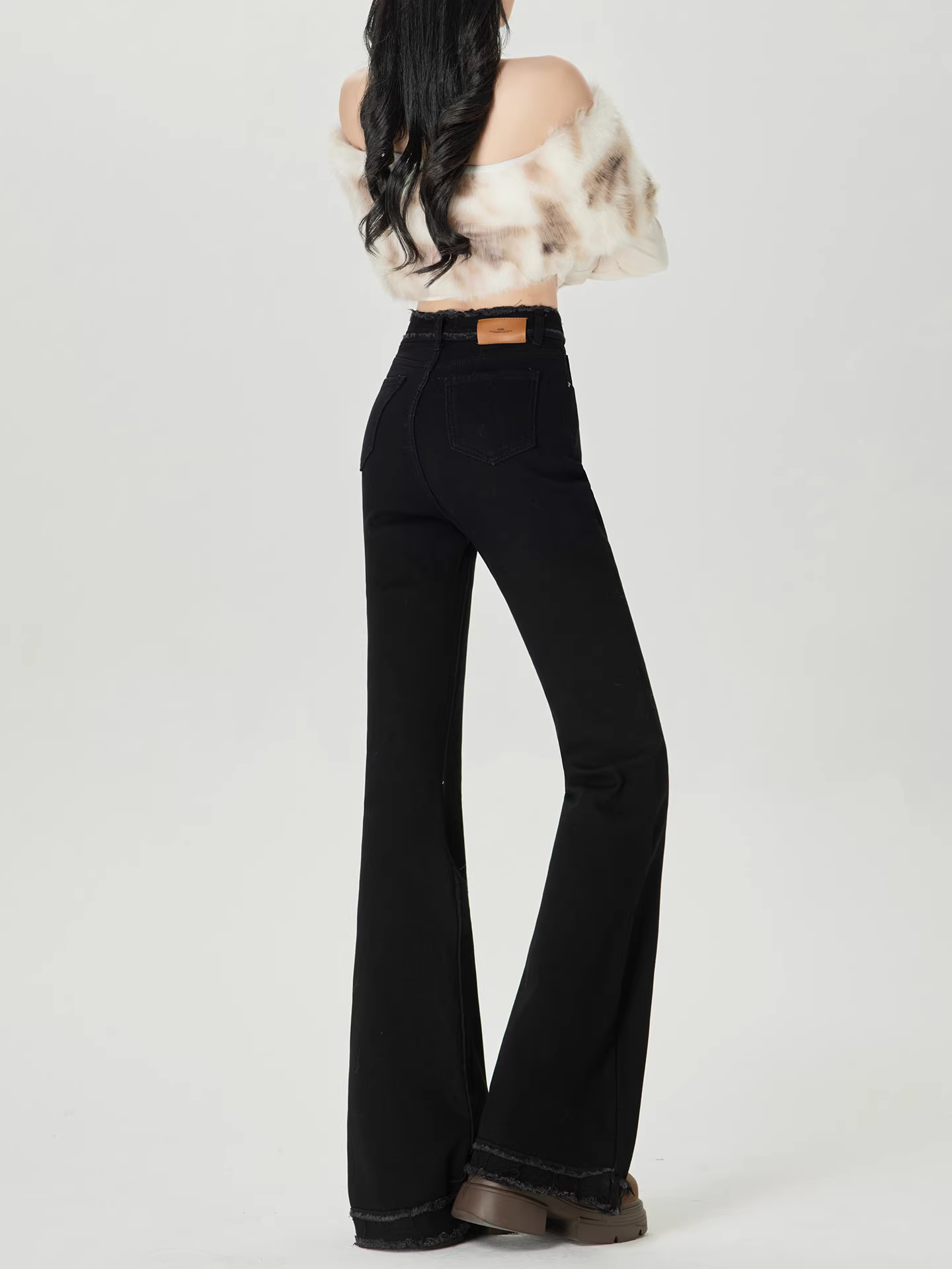 Quần jean nữ La Chapelle lót lông cừu đen dày dặn, dáng loe, mùa thu đông 2025, cạp cao, viền xù, kiểu chuông