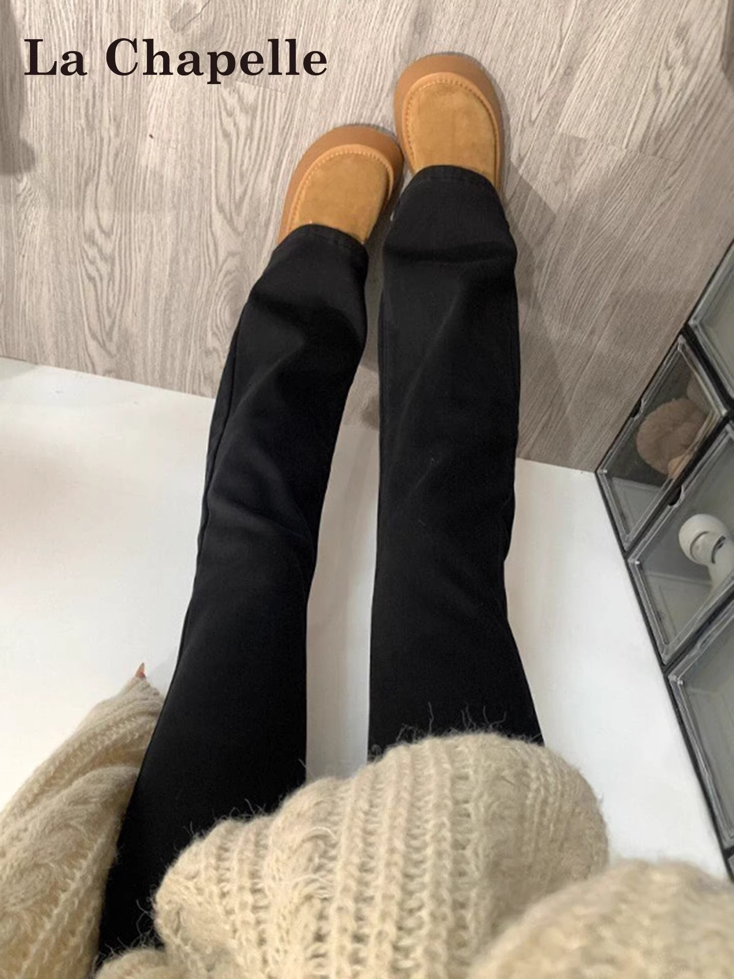 Quần jeans ống loe dày dặn lót lông cừu đen La Chapelle dành cho nữ, mẫu mới thu đông 2025, chất liệu co giãn, không bó sát.