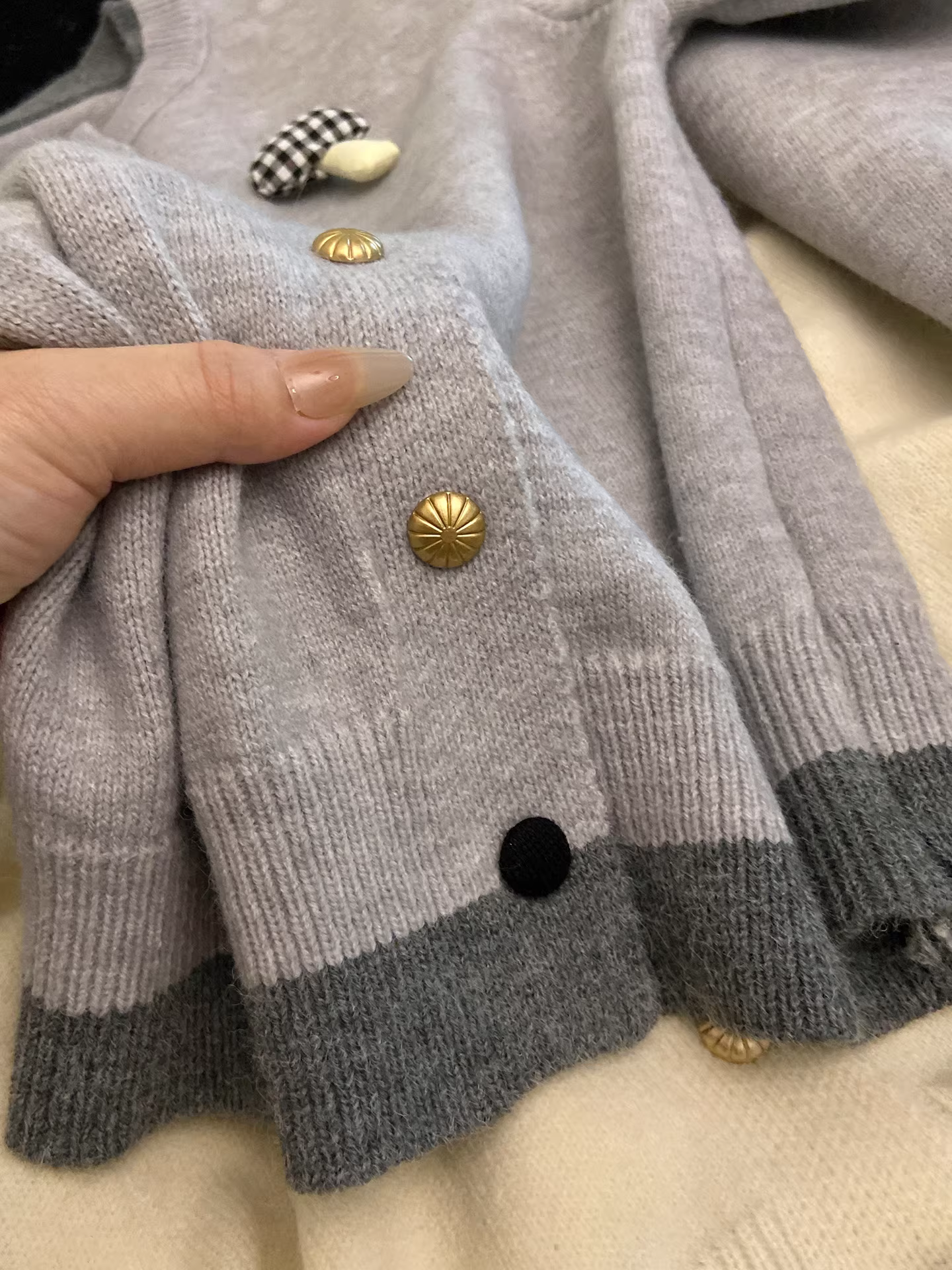 Áo cardigan dệt kim cổ tròn phối màu xám La Chapelle dành cho nữ, mẫu mới thu đông 2025, kiểu dáng nhỏ nhắn