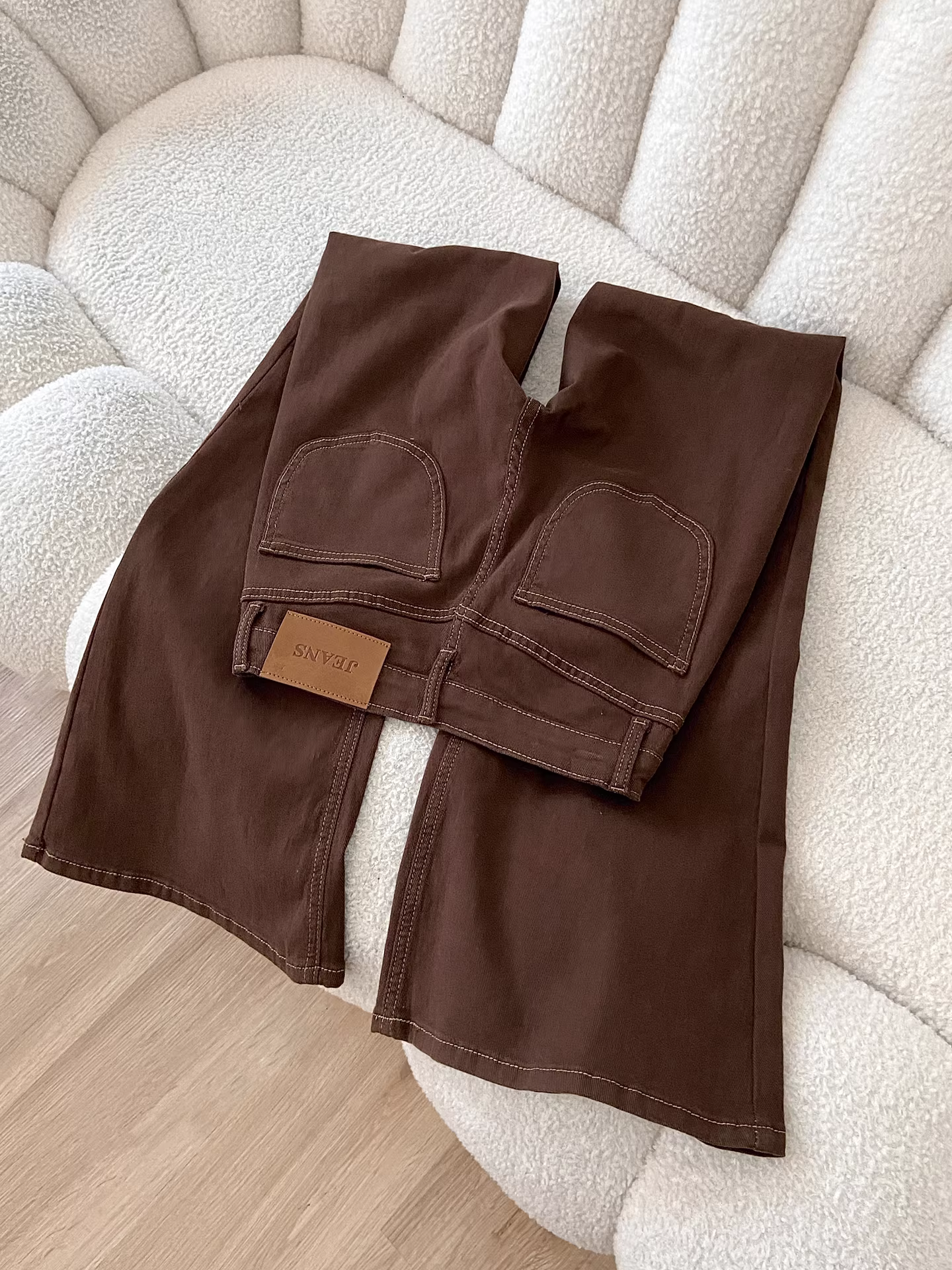 Quần jean ống loe dày lót lông màu nâu La Chapelle dành cho nữ, kiểu dáng thu đông mới 2025, quần ống loe không bó sát.